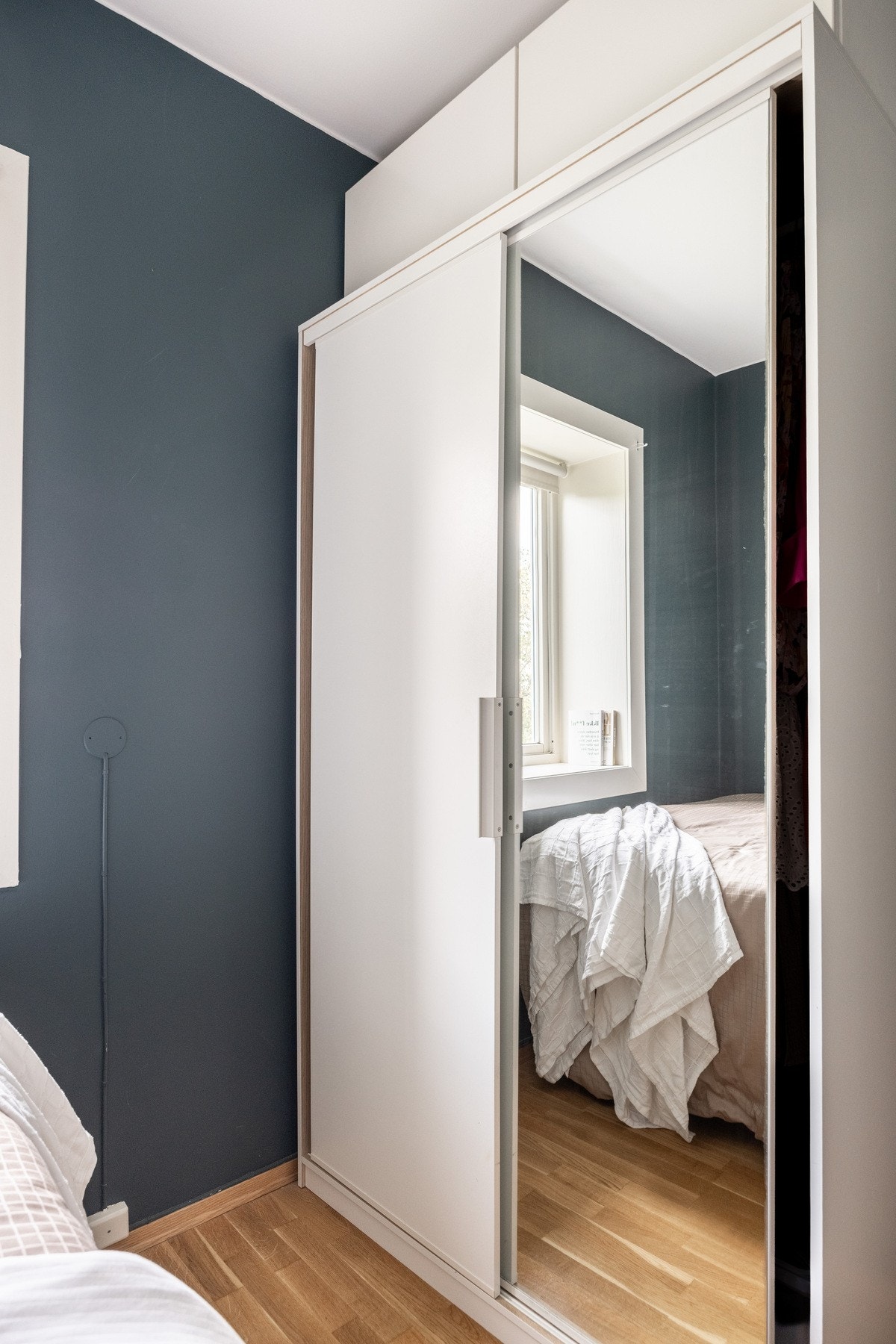 God oppbevaringsplass i medfølgende garderobe. Galleribilde