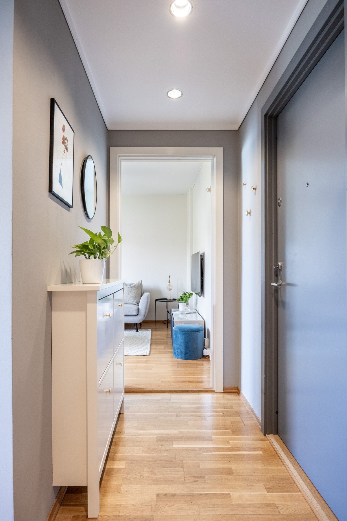 Lys gang med downlights i taket. Galleribilde