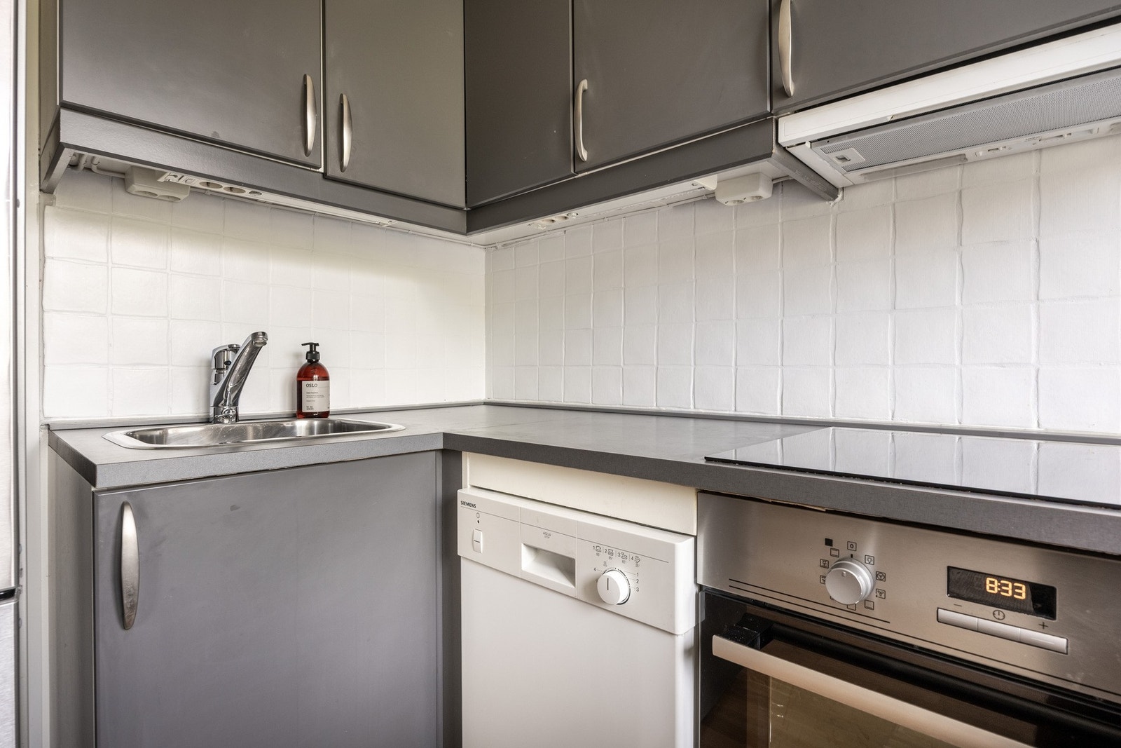 Kjøkkenet har en fin kombinasjon av skap- og benkeplass for både oppbevaring og matlaging. Galleribilde