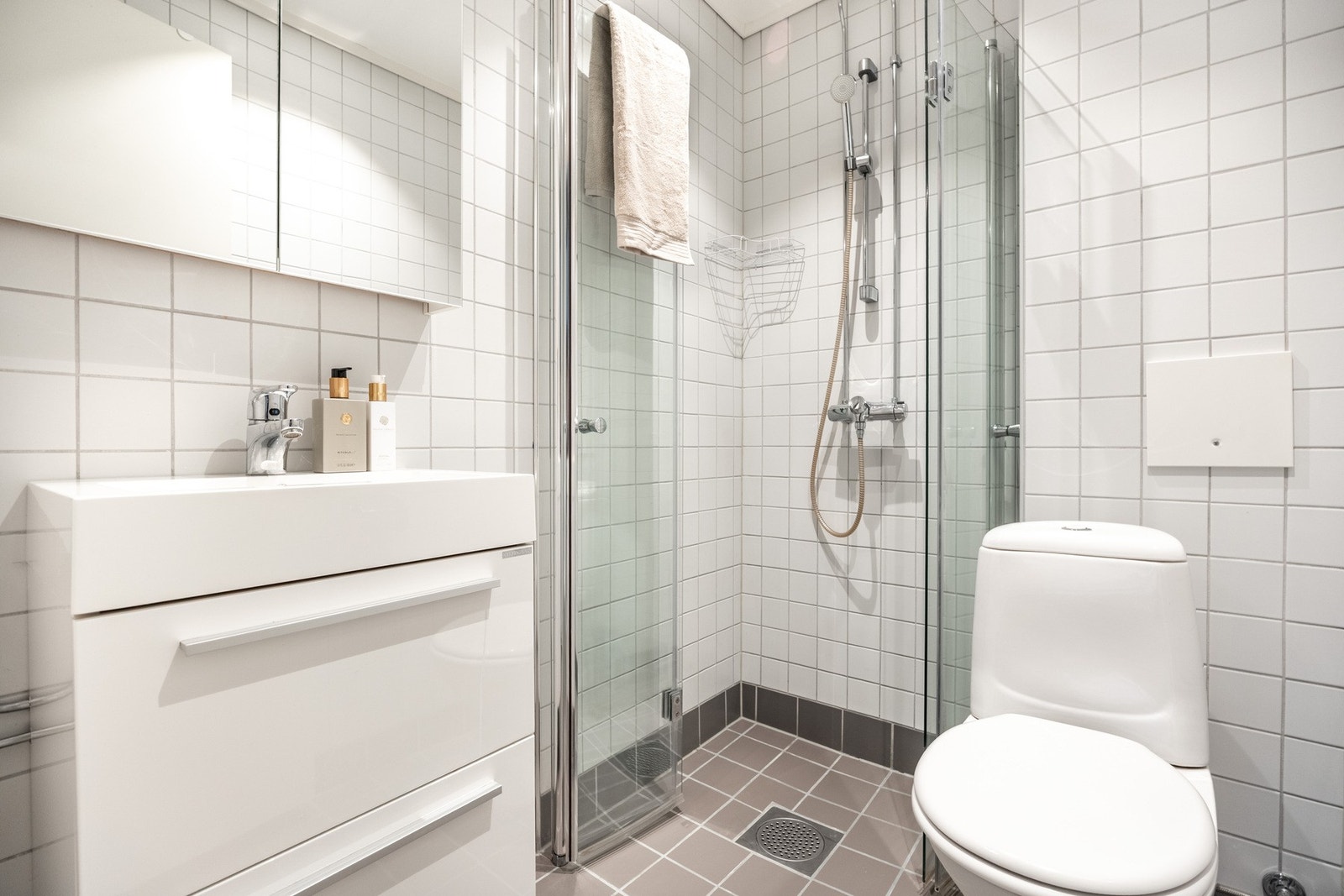 Helfliset bad med gulvvarme. Galleribilde