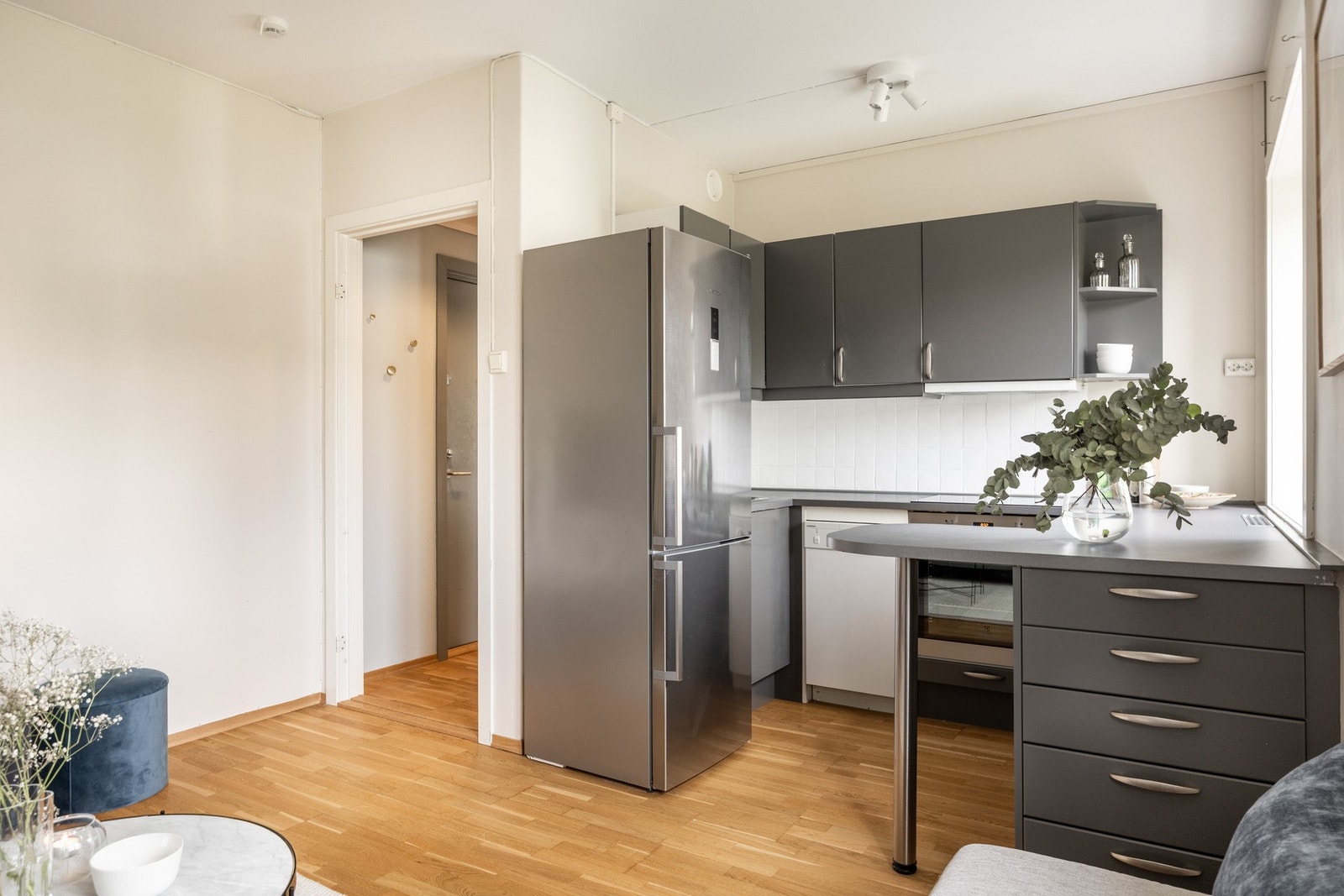 Stuen og kjøkkenet ligger i en sosial åpen løsning som gir et sosialt allrom. Galleribilde