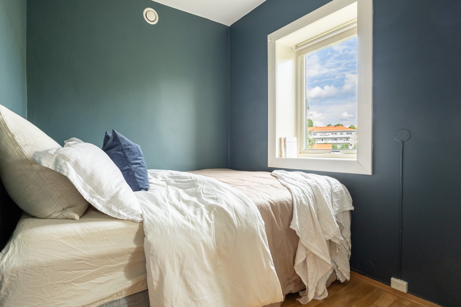 Videre har leiligheten et innbydende soverom. Galleribilde