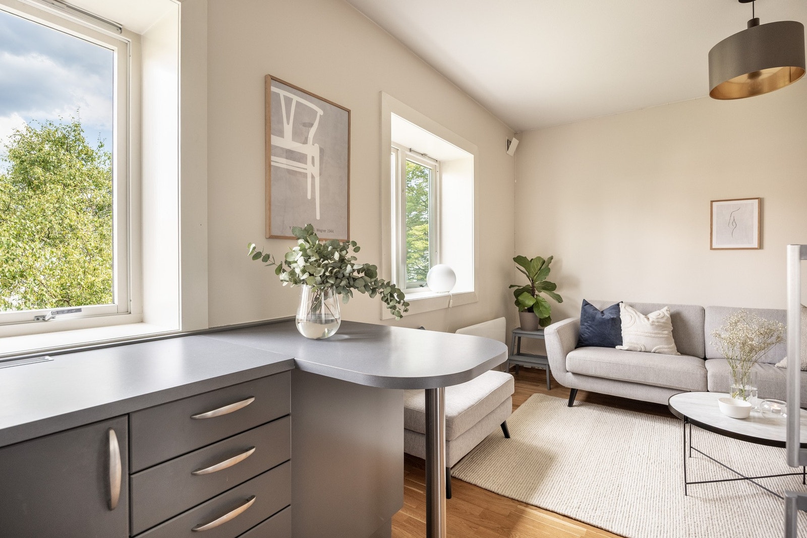 Store vindusflater slipper inn rikelig med naturlig lys. Galleribilde