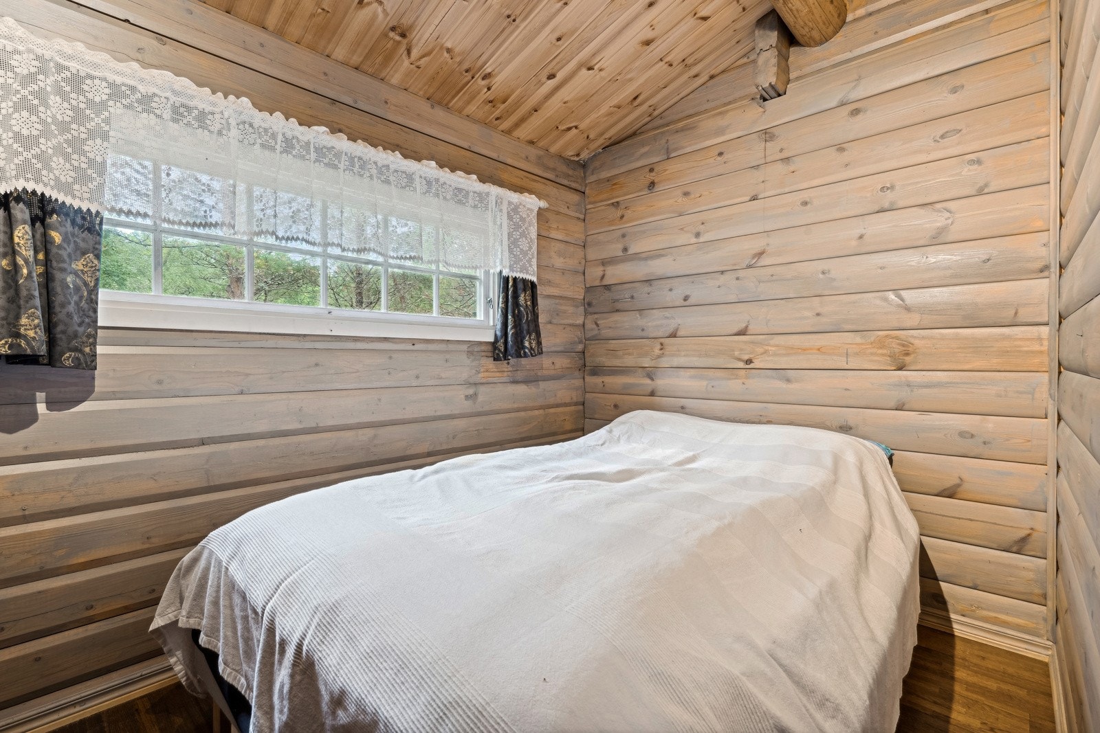 Annekset har to pene soverom med parkettgulv, skråtak, paneloverflater og sjarmerende sprossevinduer. Galleribilde