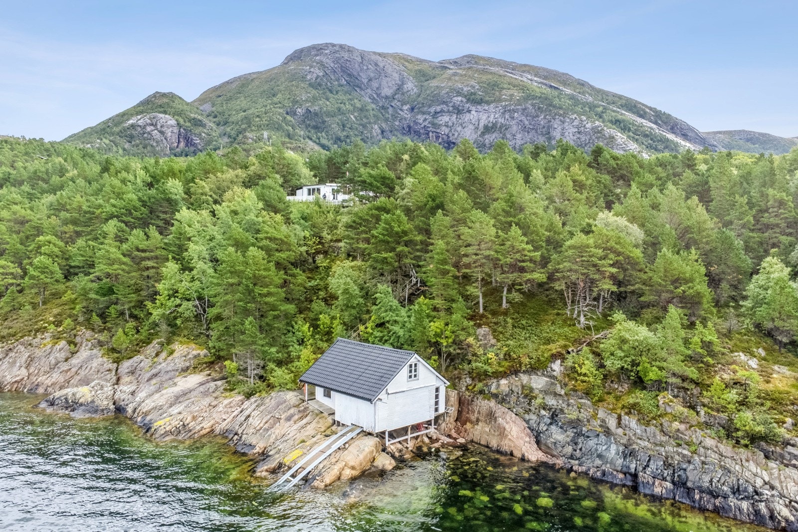 Naustet ligger nede ved fjorden og har båtopptrekk over svabergene. Her er det gode muligheter for båtliv og hygge. Galleribilde