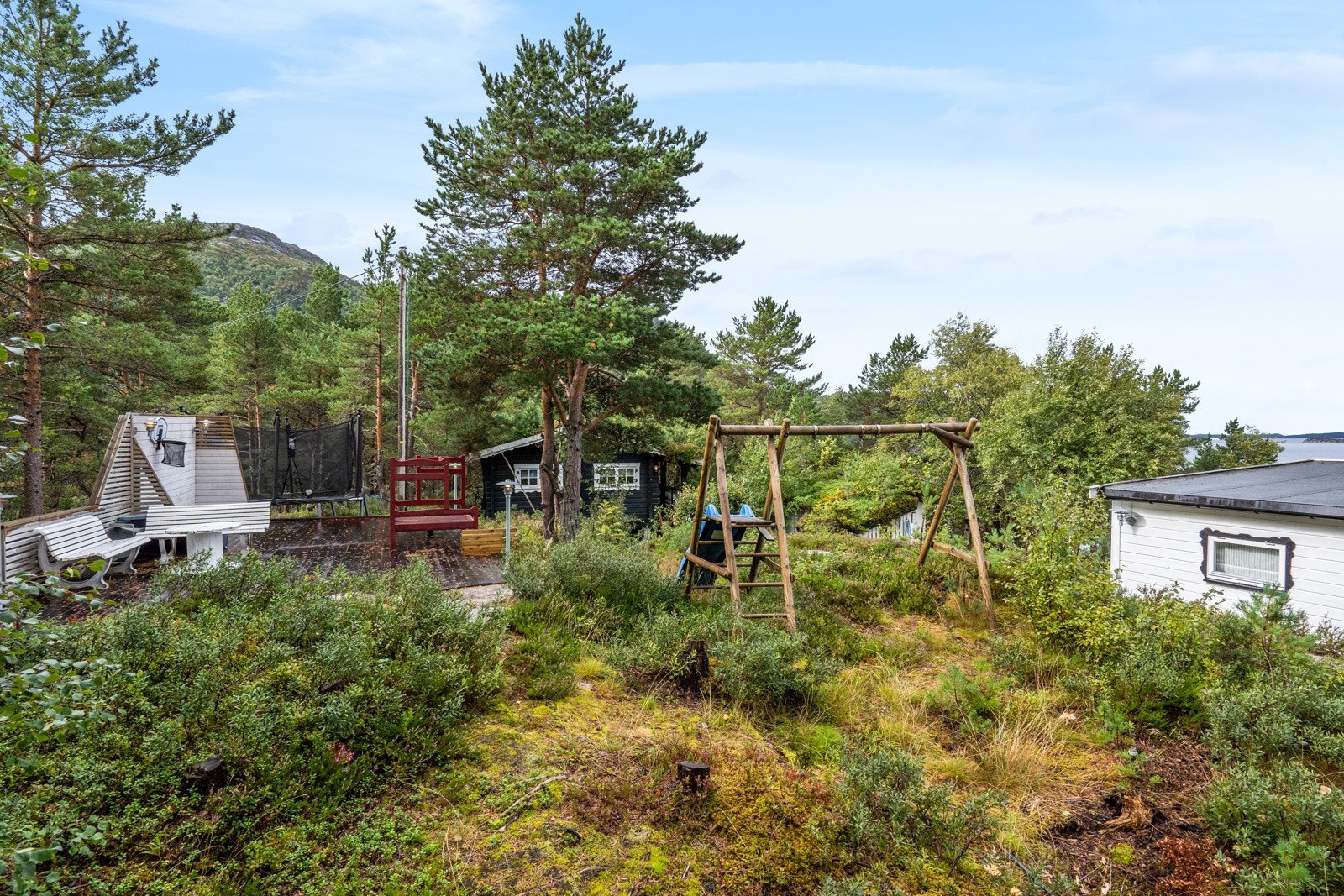 Det er satt opp lekeapparater til glede for de minste, og bygd en stor markterrasse på ca. 43 kvm, med levegg i hjørnet. Galleribilde