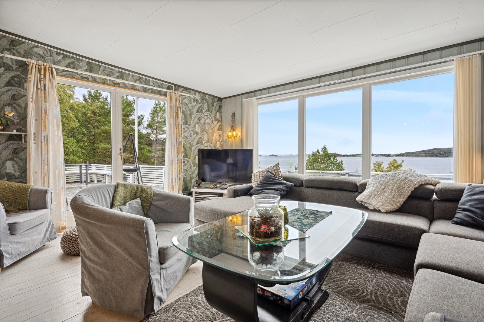 Fra stuen er det utgang til en sydvestvendt terrasse på ca. 59 kvm, en solrik forlengelse av rommet i sommerhalvåret. Galleribilde