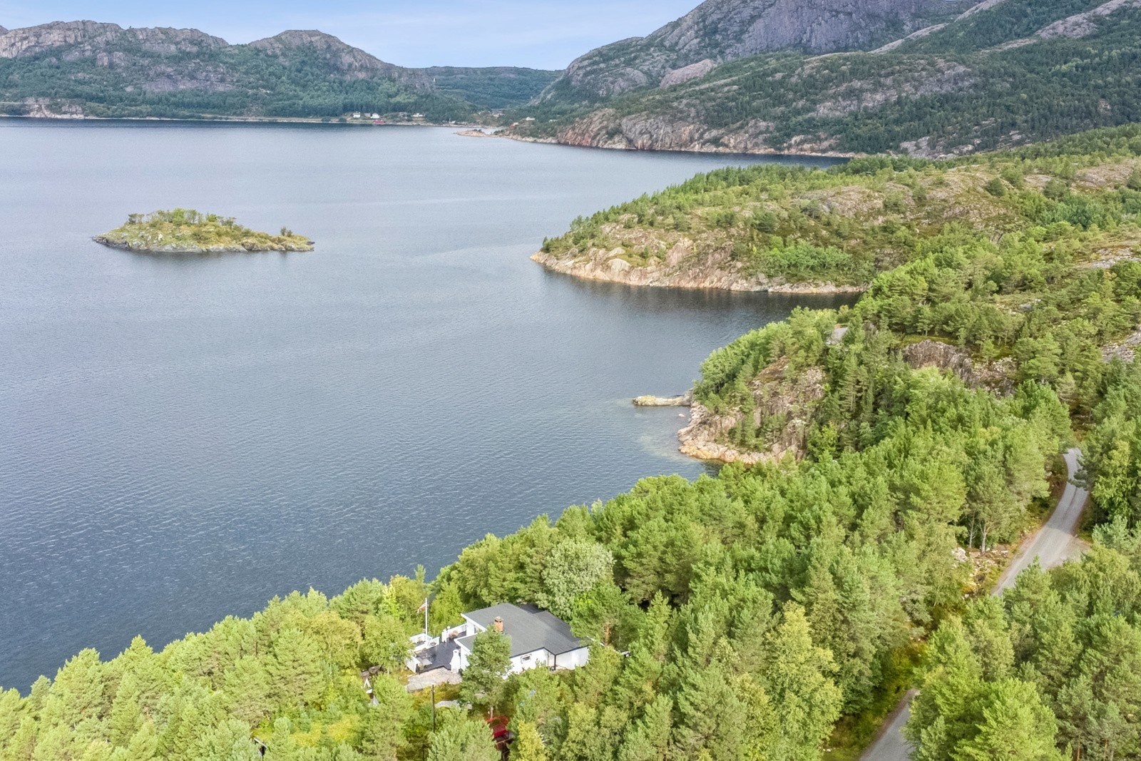 Hytta er tegnet av fylkesarkitekt Ellingsen, som også har hatt ansvar for reguleringsplanen for området. Området ved Verrafjorden er et ferieparadis med rikt fugle- og dyreliv, flere fjellvann og mulighet for toppturer. Galleribilde