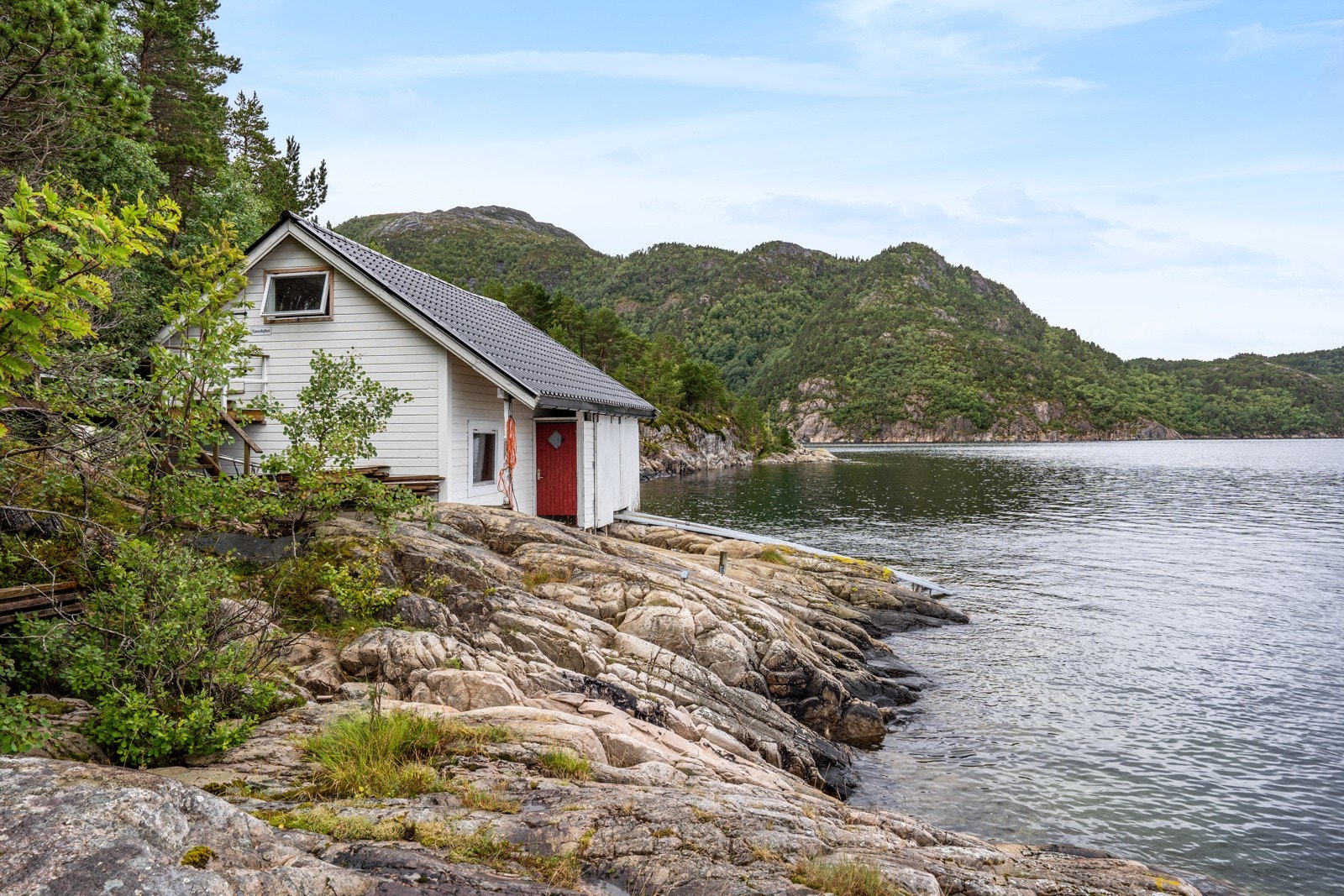 Med naustet helt nede ved svabergene, er det duket for gode sommerminner på sjøen. Galleribilde