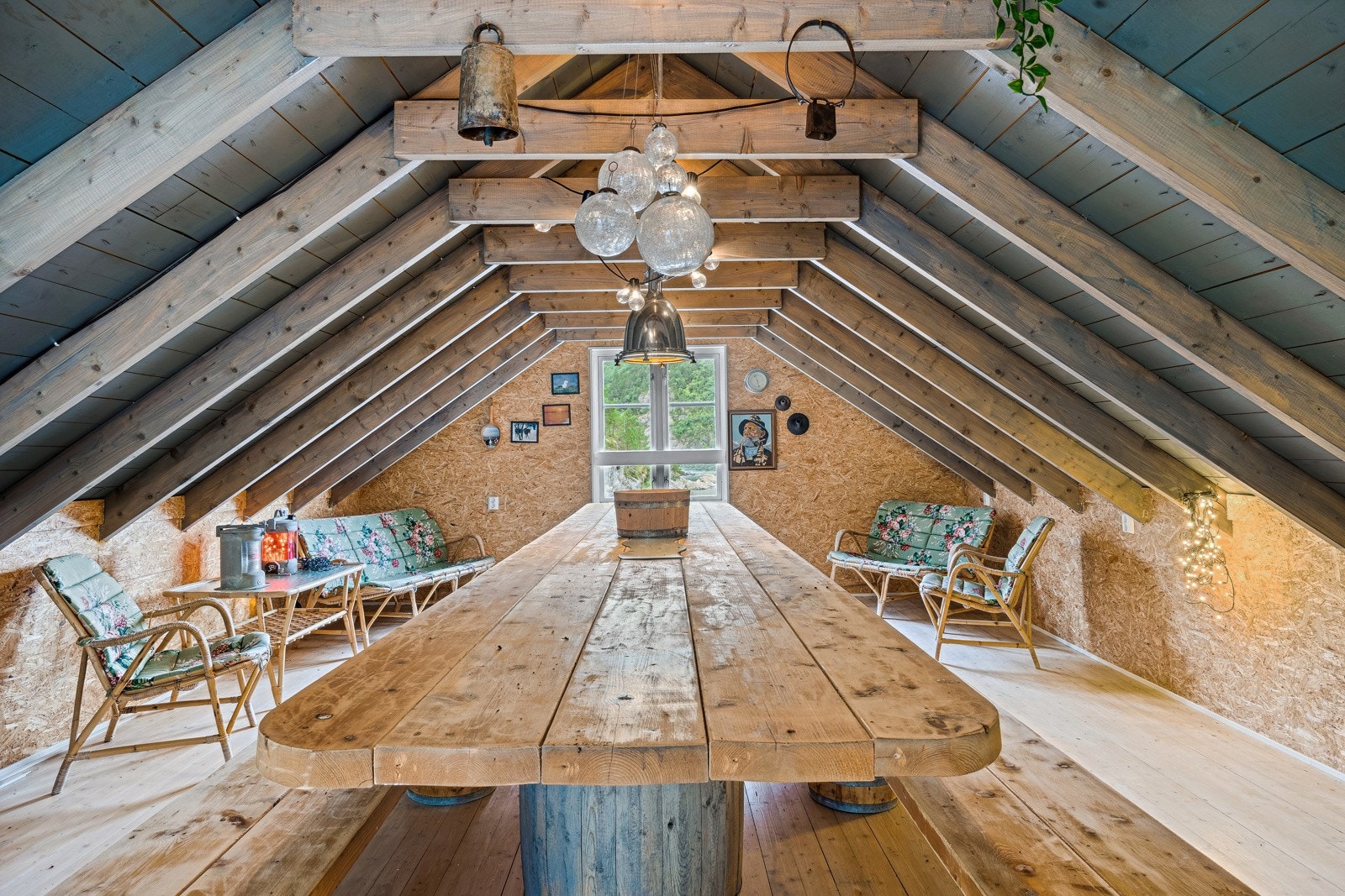 Naustet har et stort loft, hvor det er perfekt å invitere gjester til nyfanget fisk, eller loff og reker på menyen. Galleribilde