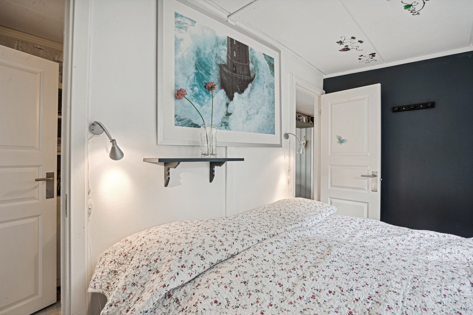 Hytta har to gode soverom, det ene med to innganger og garderobeskap på hver side av sengeplassen. Galleribilde