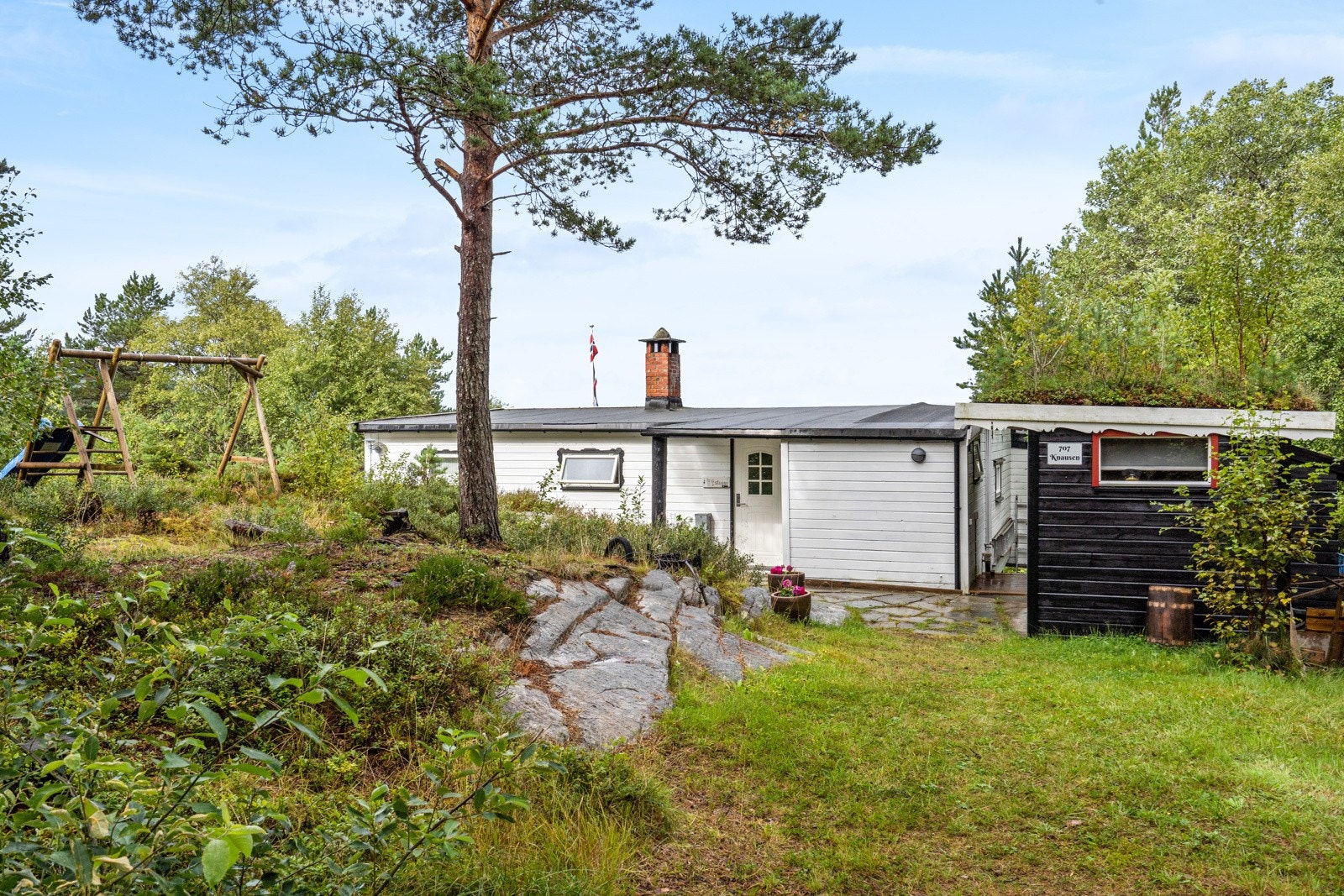 En redskapsbod fra 2010 er bygd på siden av hytta. Det er for øvrig en utebod på ca. 6 kvm på terrassen. Det er tre fotoceller på eiendommen: ved hovedhyttas inngangsparti, på terrassen med trapp ned til naustet, og ved laftehytta/markterrassen. Galleribilde