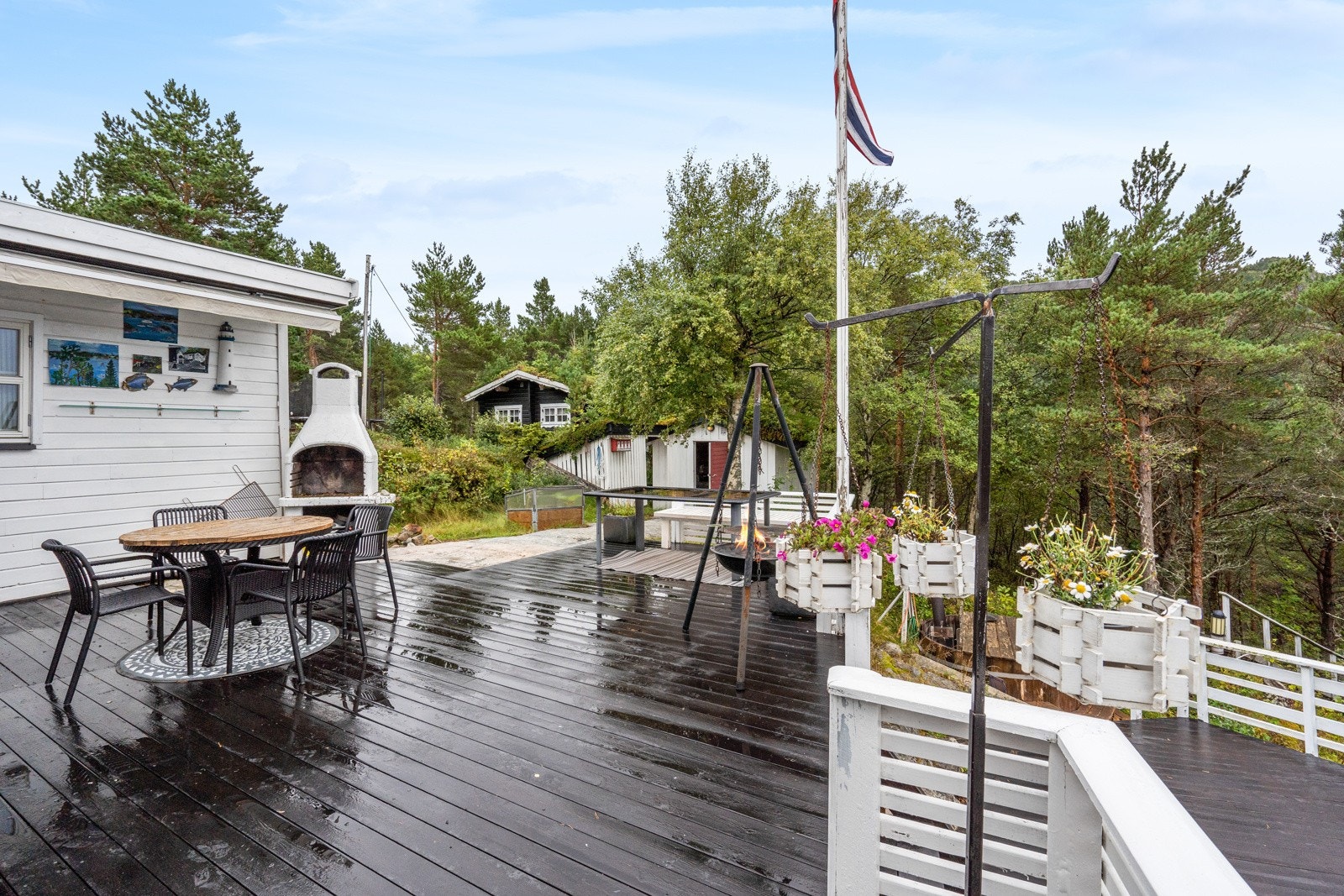 Det romslige arealet gir god plass til komfortable utemøbler, slik at dagene kan nytes på beste vis. Galleribilde