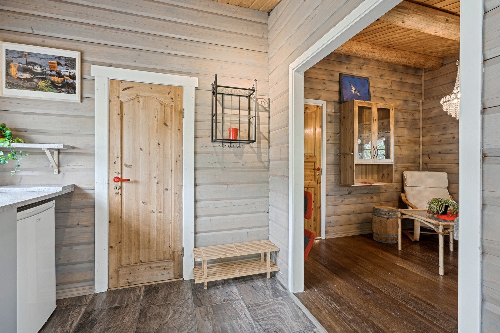 Det store annekset har en delvis åpen løsning mellom stue og kjøkken, og det er i tillegg to gode soverom. Galleribilde