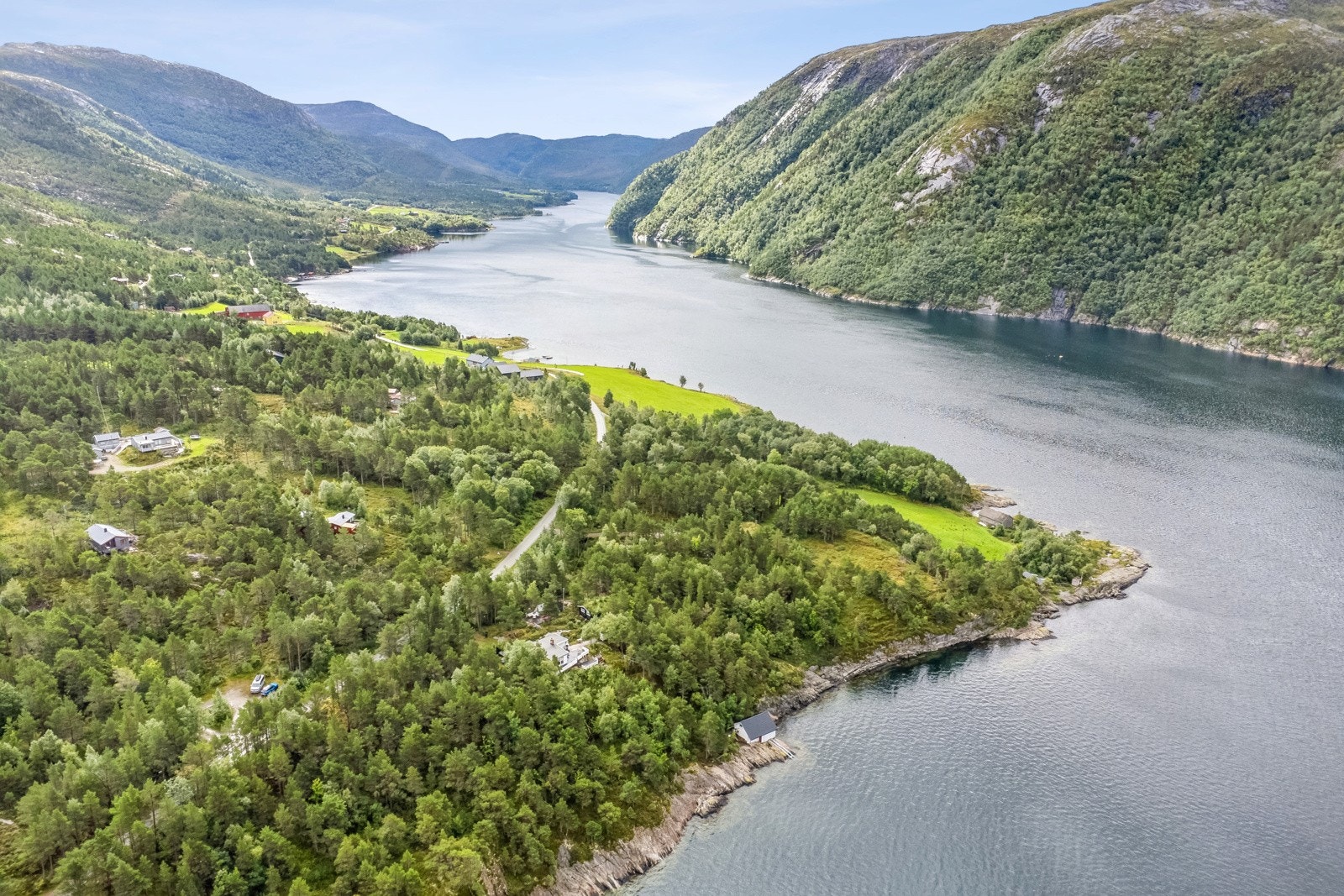 Hytta har en fantastisk beliggenhet i et naturskjønt område med variert turterreng og gode fiskemuligheter. Galleribilde