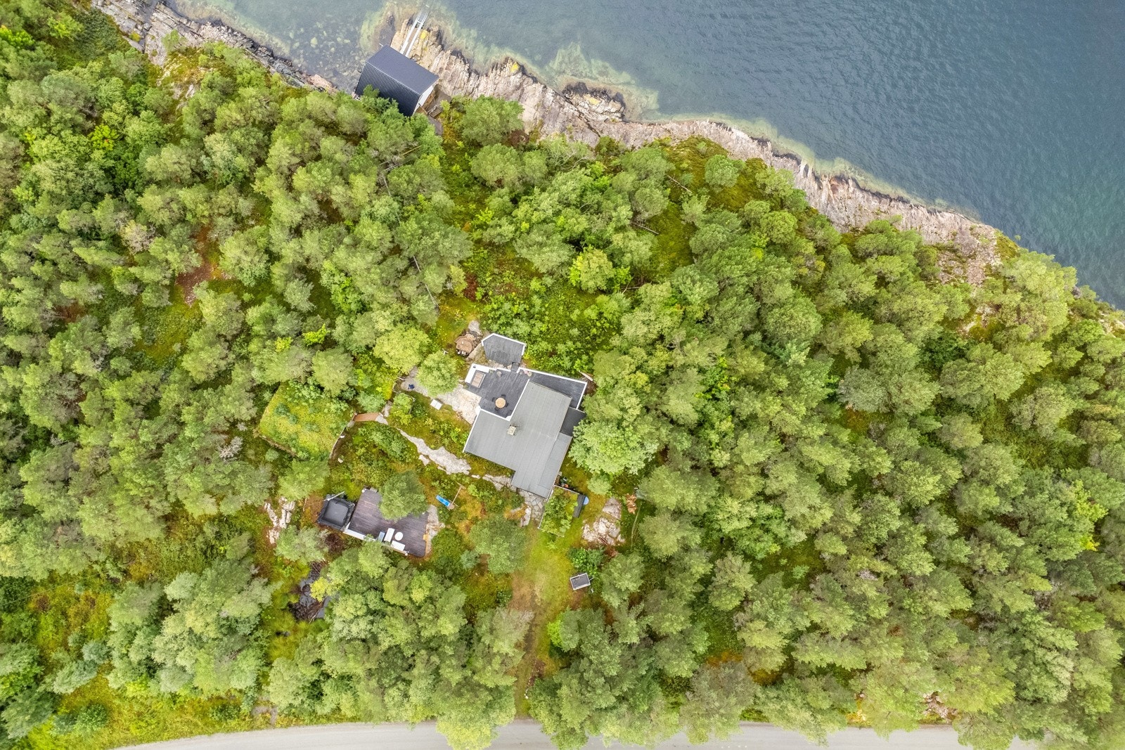 Eiendommen har en utsøkt plassering på en høyde, vestvendt rett mot fjorden og skjærgården. Galleribilde