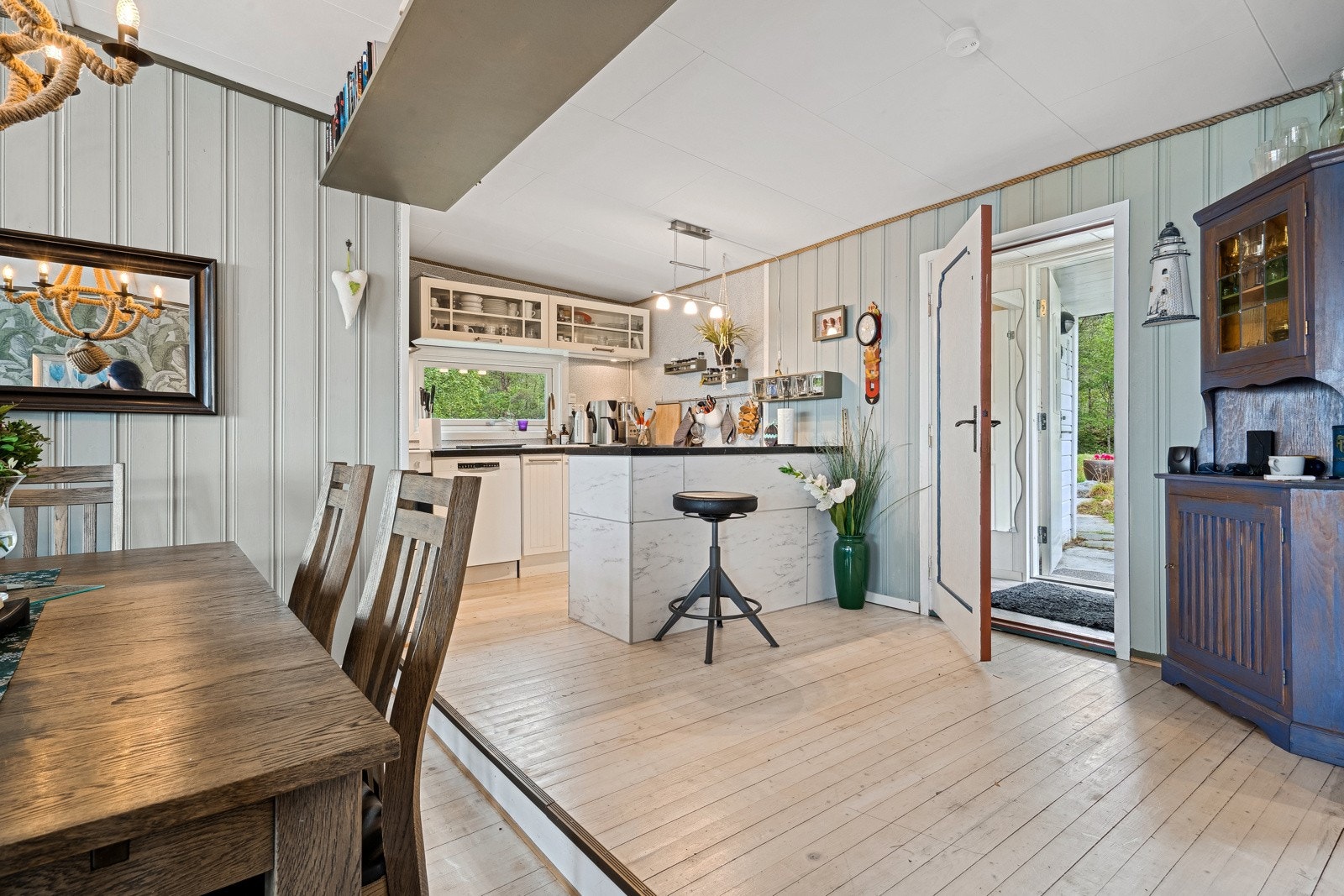 Stuen ligger et lite nivå lavere enn kjøkken og gangområdet, og hele arealet har lyse tregulv. Galleribilde