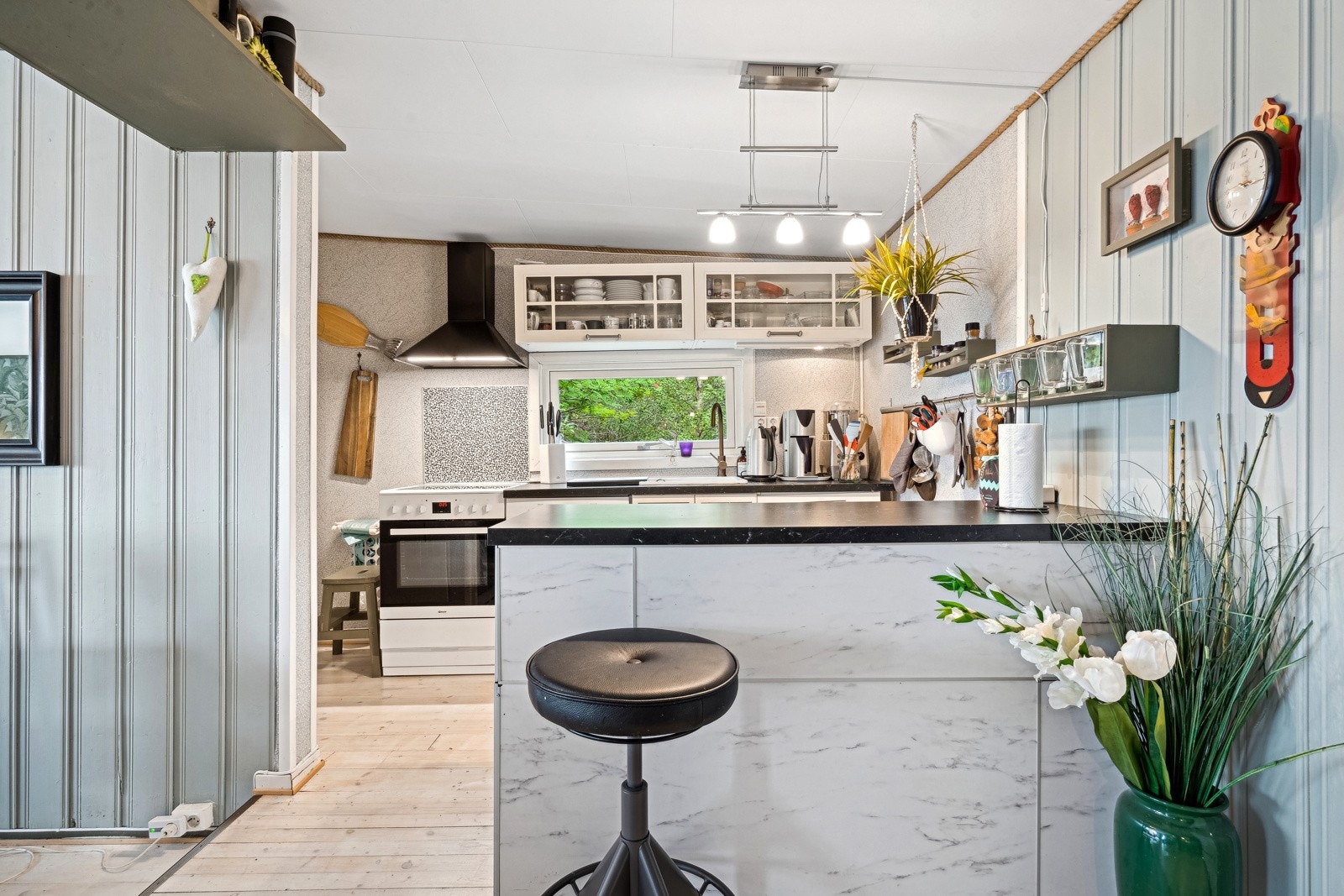 Ved kjøkkenøy er det plass til frokostplasser, mens stuen kan dekkes med langbord. Galleribilde