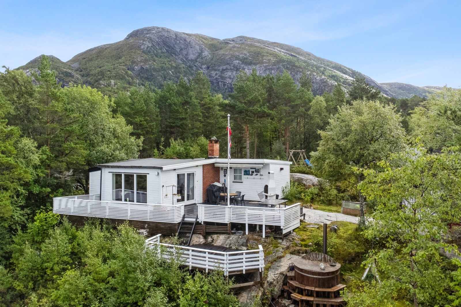 Tomten ligger omkranset av skjermende skog i bakkant og på sidene, slik at eiendommen er helt usjenert. Galleribilde