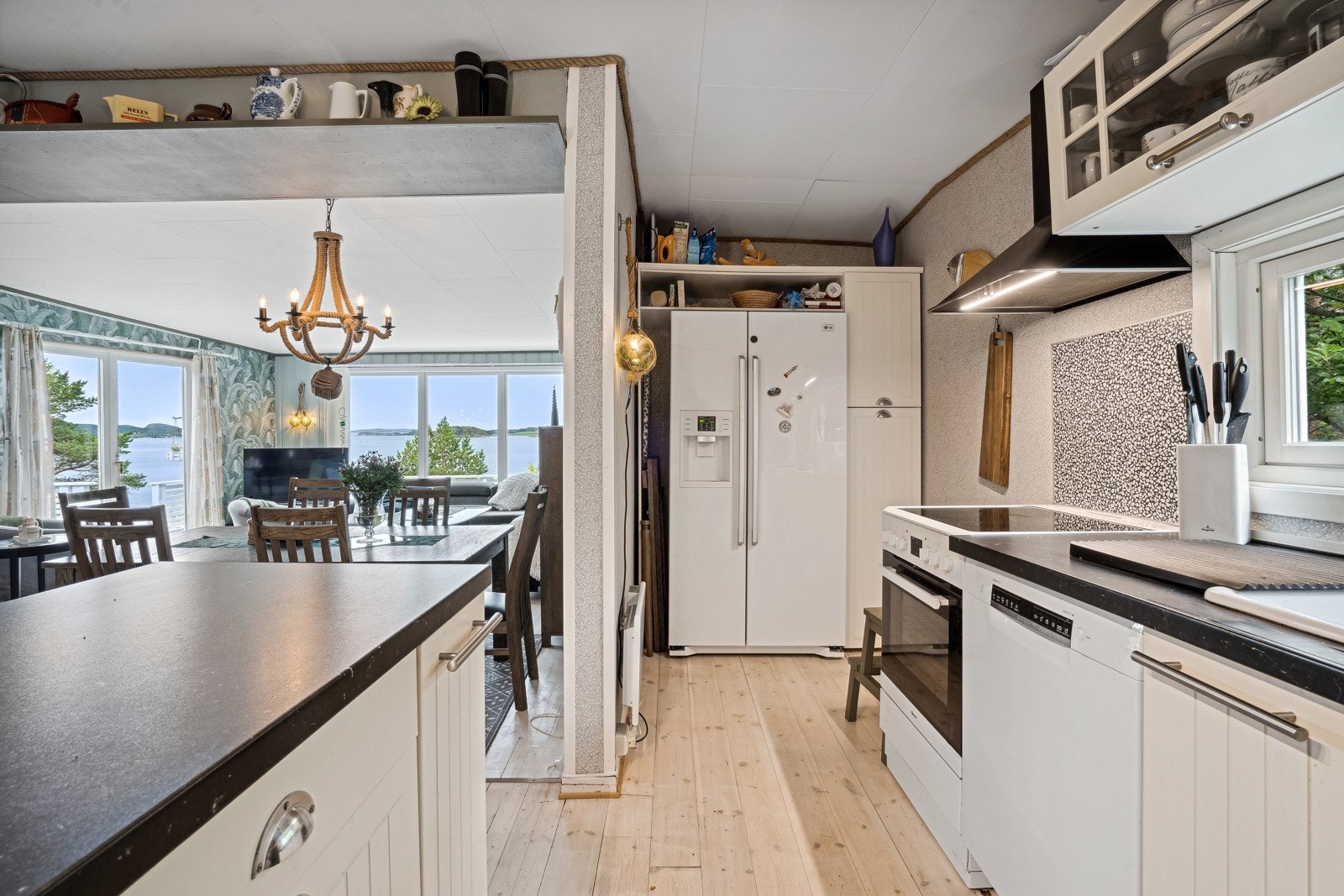 Kjøkkenet i hytta fikk ny innredning fra Ikea i 2008, og har en romslig arbeidssone med barløsning mot stuen. Galleribilde