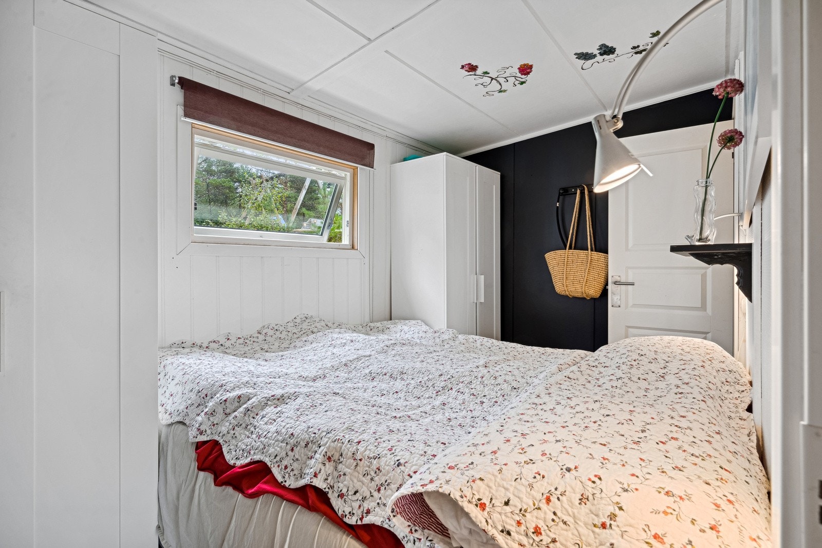 Hytta har to soverom, men det er i tillegg soveplasser i det lille annekset og to gode soverom i det store annekset. Galleribilde