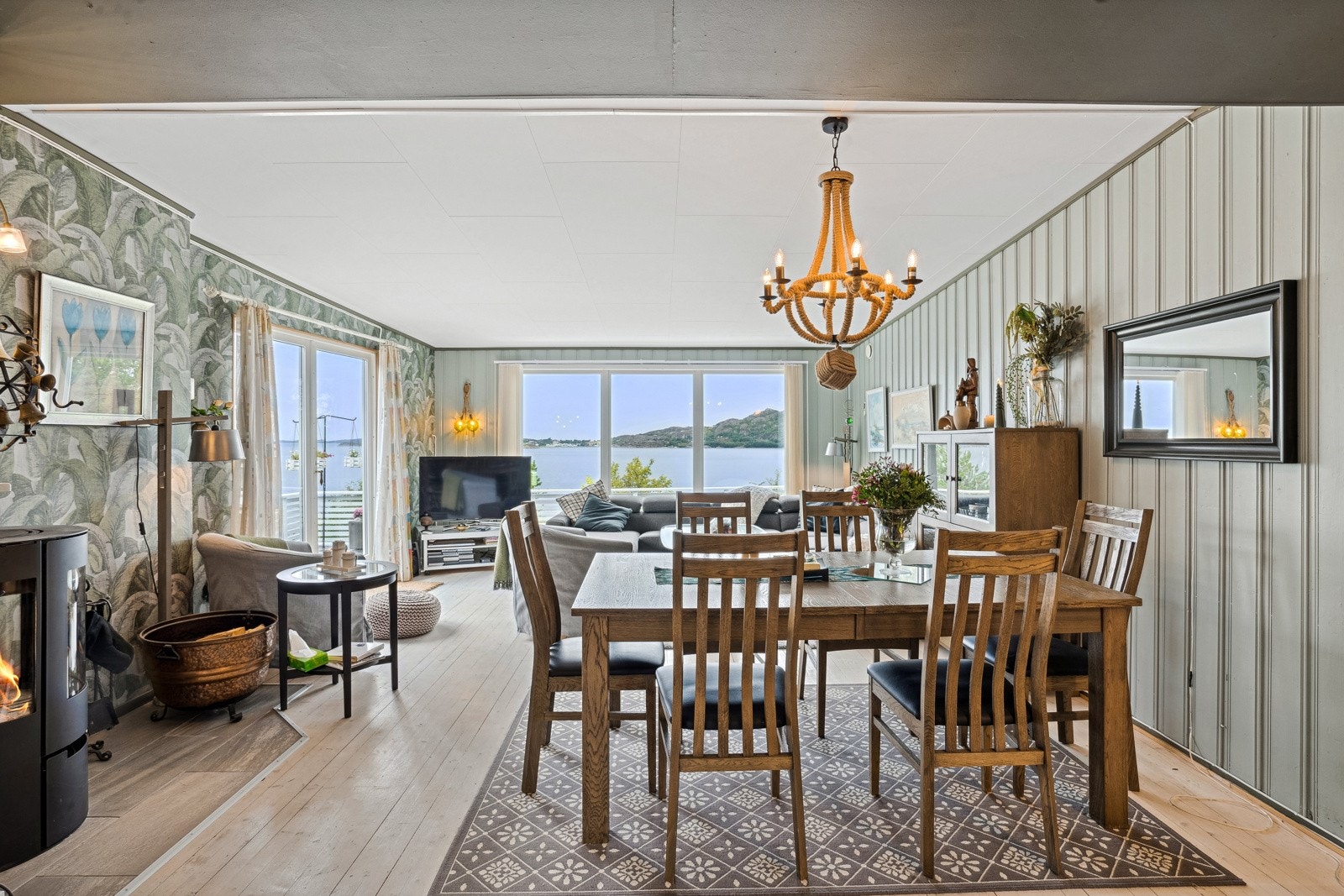 Stuens store vinduer trekker utsikten godt inn og fyller rommet med dagslys. Årlig strømforbruk er oppgitt av selger til å være 6 751 kWh for 2024. Galleribilde