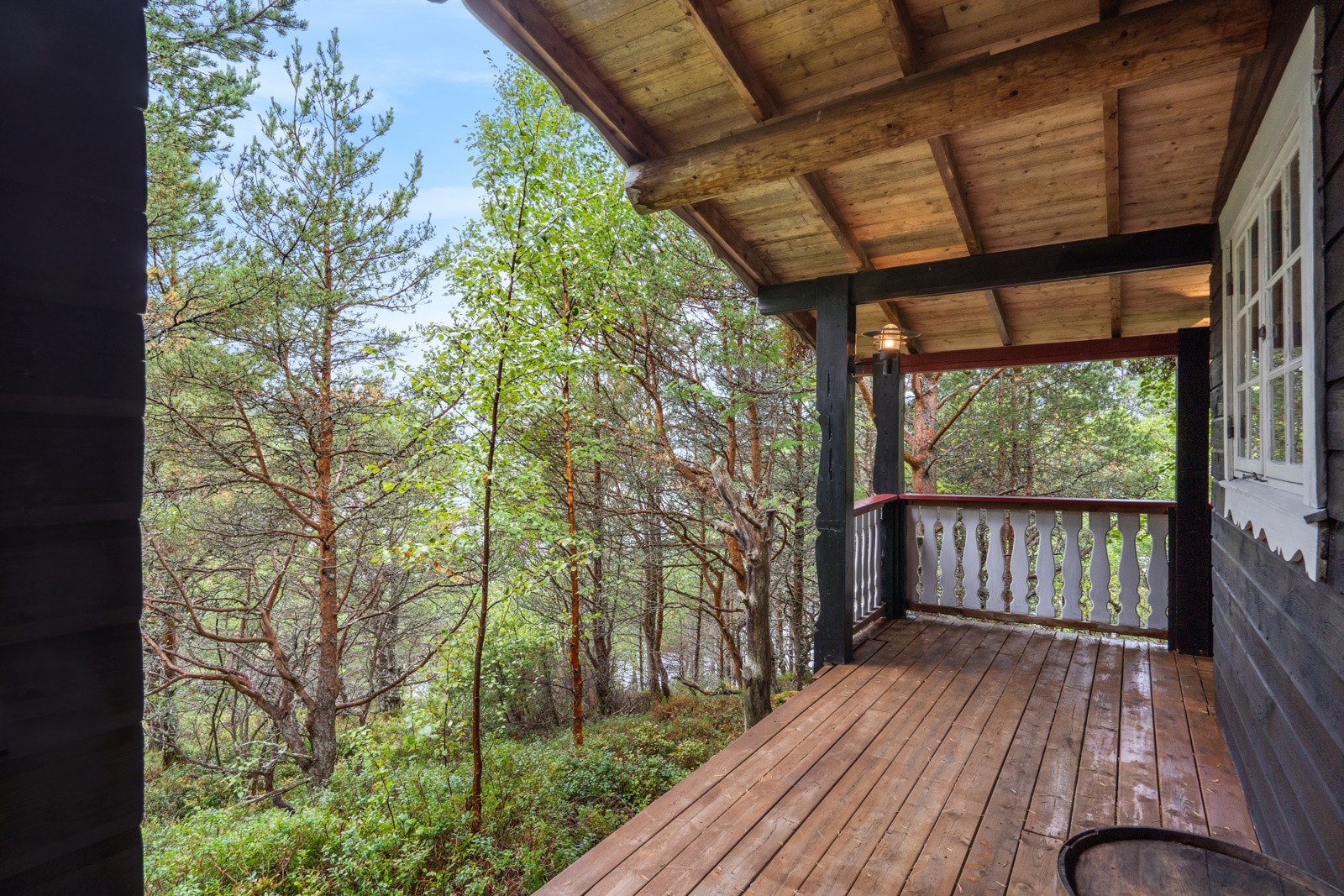 Terrassen utenfor annekset er ca. 16 kvm, overbygd og vendt mot den idylliske skogen, naturens eget skattekammer. Galleribilde