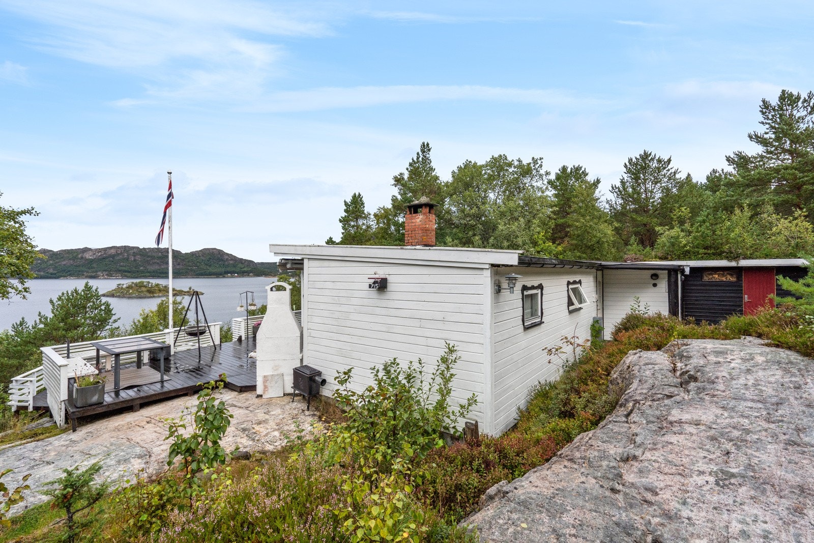 Naturtomten består av fjell, lyng, busker og omkransende skog. Det er bygd flere terrasser hvor solen kan nytes. Galleribilde