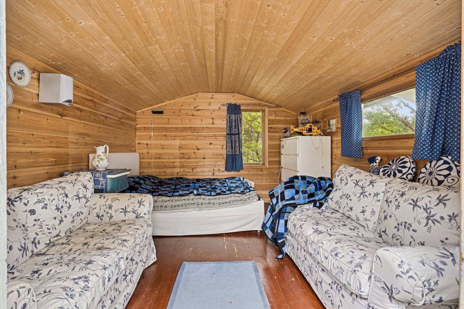 Det lille annekset er ca. 13 kvm, og består av et stort rom med plass til flere gjestesenger eller sovesofaer. Galleribilde