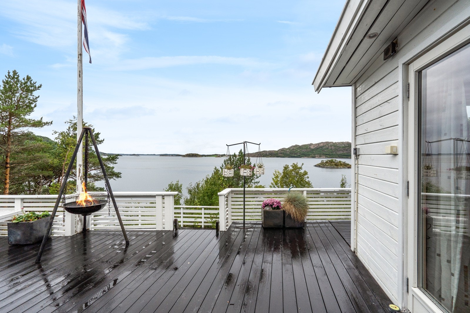 Terrassen utenfor hytta går over flere nivåer og har et areal på ca. 59 kvm, med plass til flere ulike møbler. Galleribilde