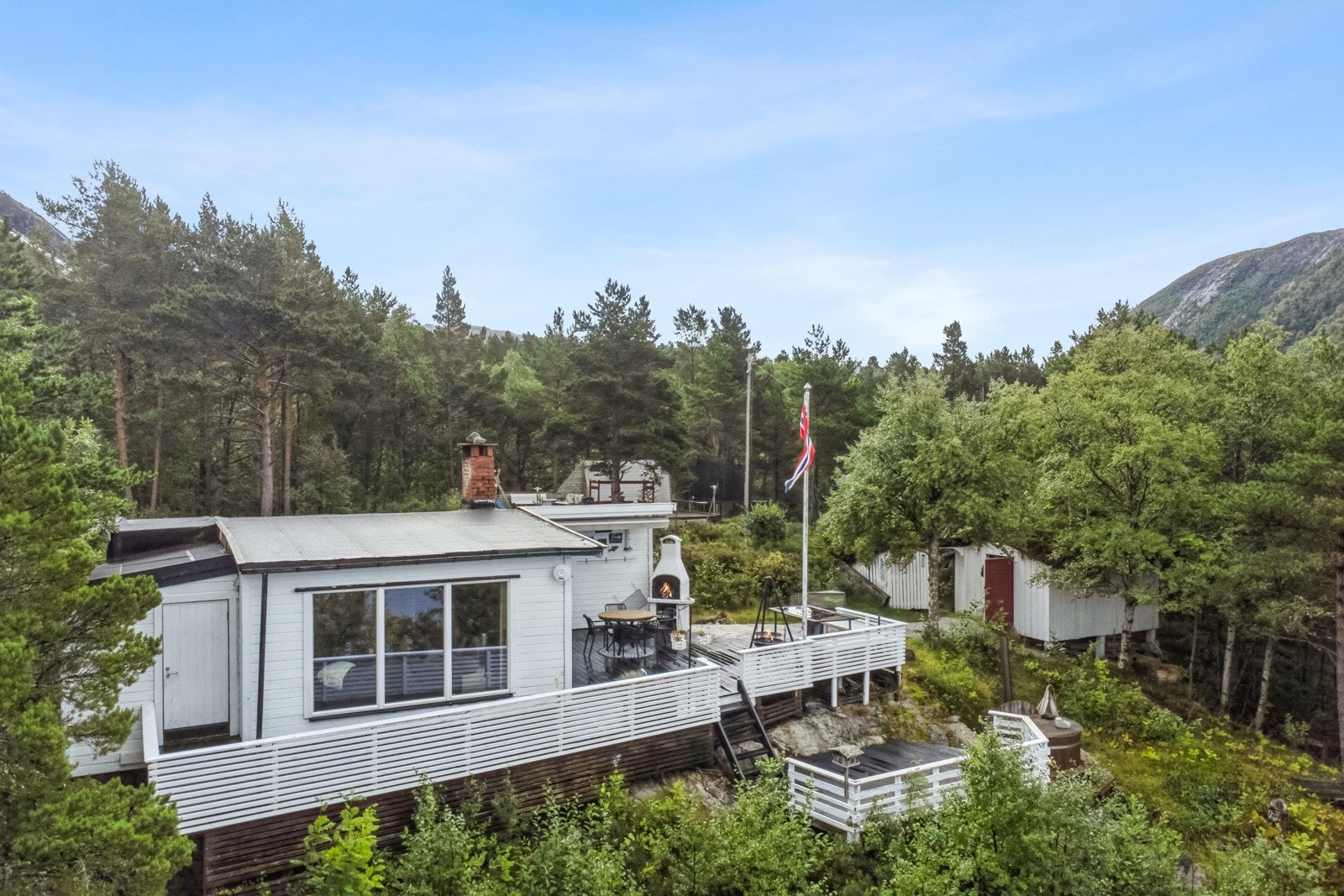 På eiendommen er det bygd en stor laftehytte, et mindre romslig anneks, et uthus, samt et stort naust ved sjøen. Galleribilde