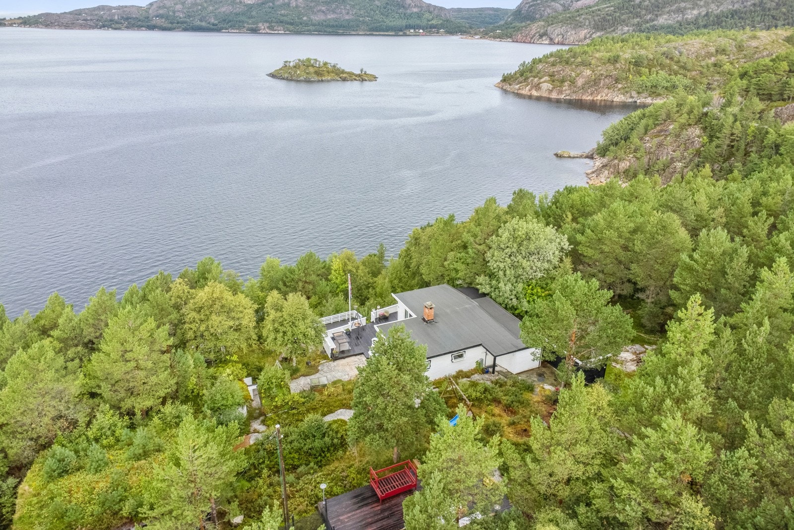 EIE eiendomsmegling v/ Amrinder Singh har gleden av å presentere Verrafjordsveien 707. Hytta ligger høyt plassert på tomten, med sydvestvendt terrasse og vidstrakt utsikt over skjærgården. Galleribilde