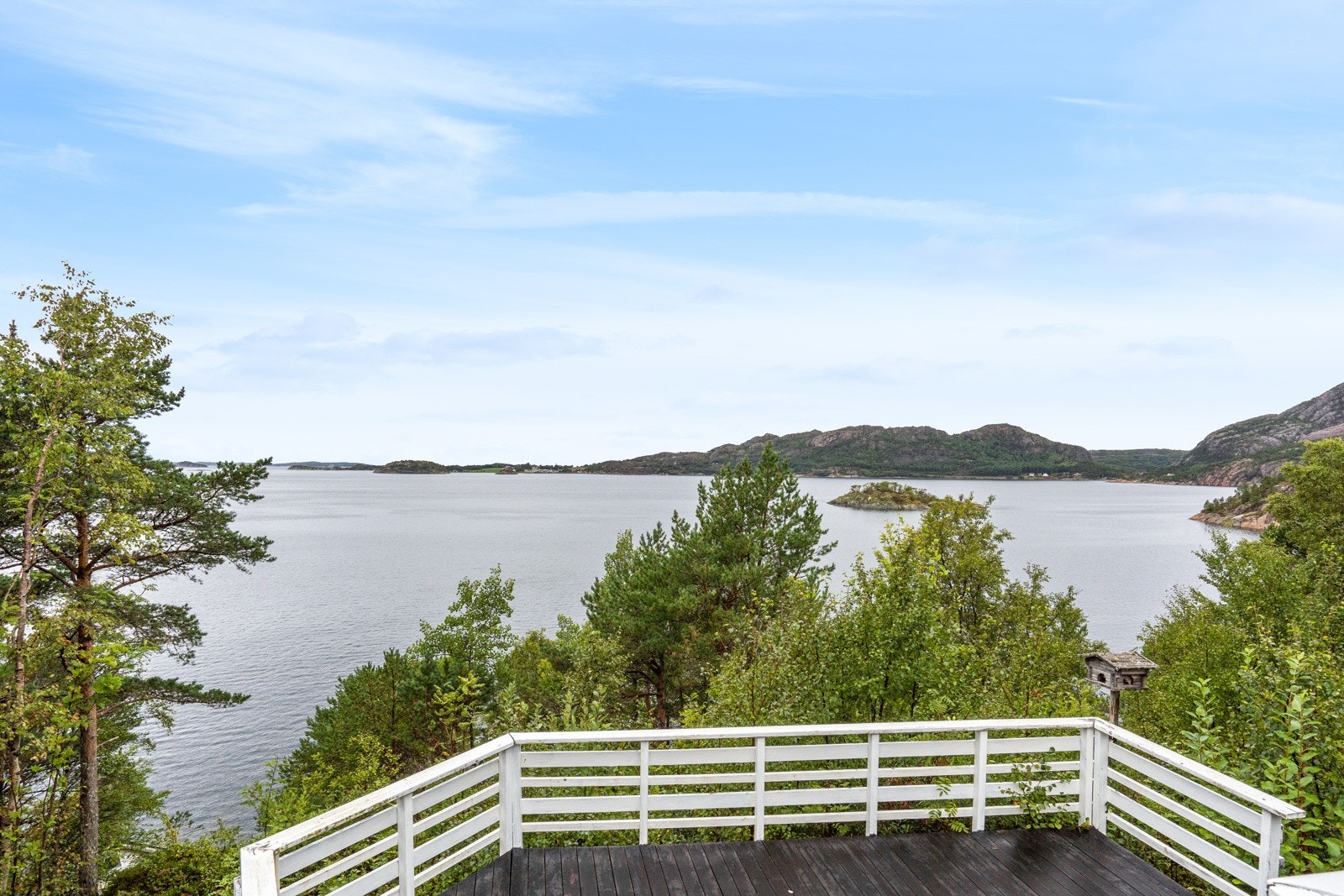 Fra terrassen har man orkesterplass til fjordutsikten, som strekker seg nesten helt til storhavet. Galleribilde