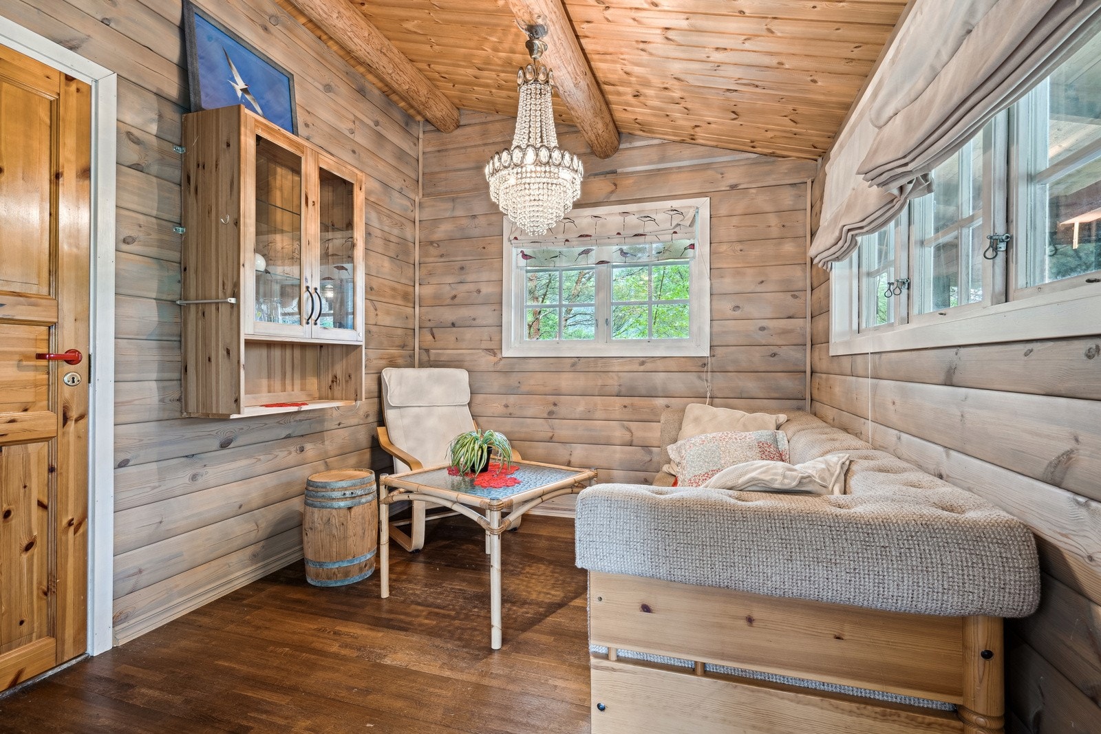 Stuen i annekset er lys og trivelig med sprossevinduer på to sider og dels åpen løsning til kjøkkenet. Galleribilde