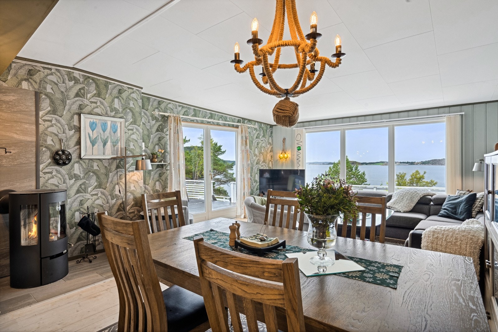 Stuen har god plass til møblering i to soner, og en peisovn sørger for hygge og et lunt blikkfang til begge soner. Galleribilde