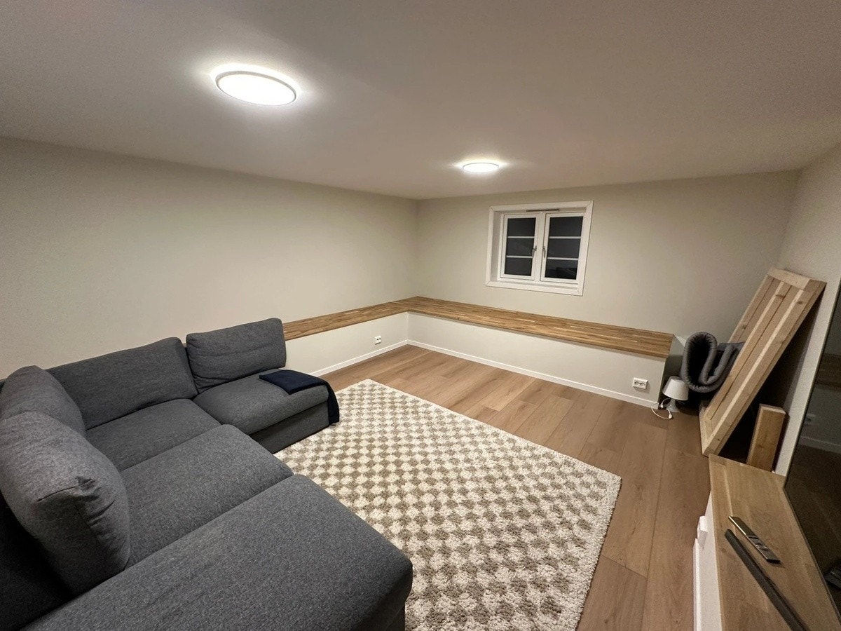 Stue/soverom (God plass til seng, kan også lage noe skillevegg) Galleribilde