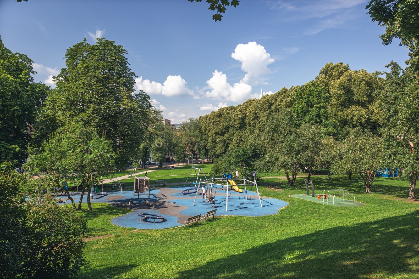 Kort gangavstand til Oslos flotteste parkområder. Avbildet her: Lekeplass v/ Klosterenga skulpturpark Galleribilde
