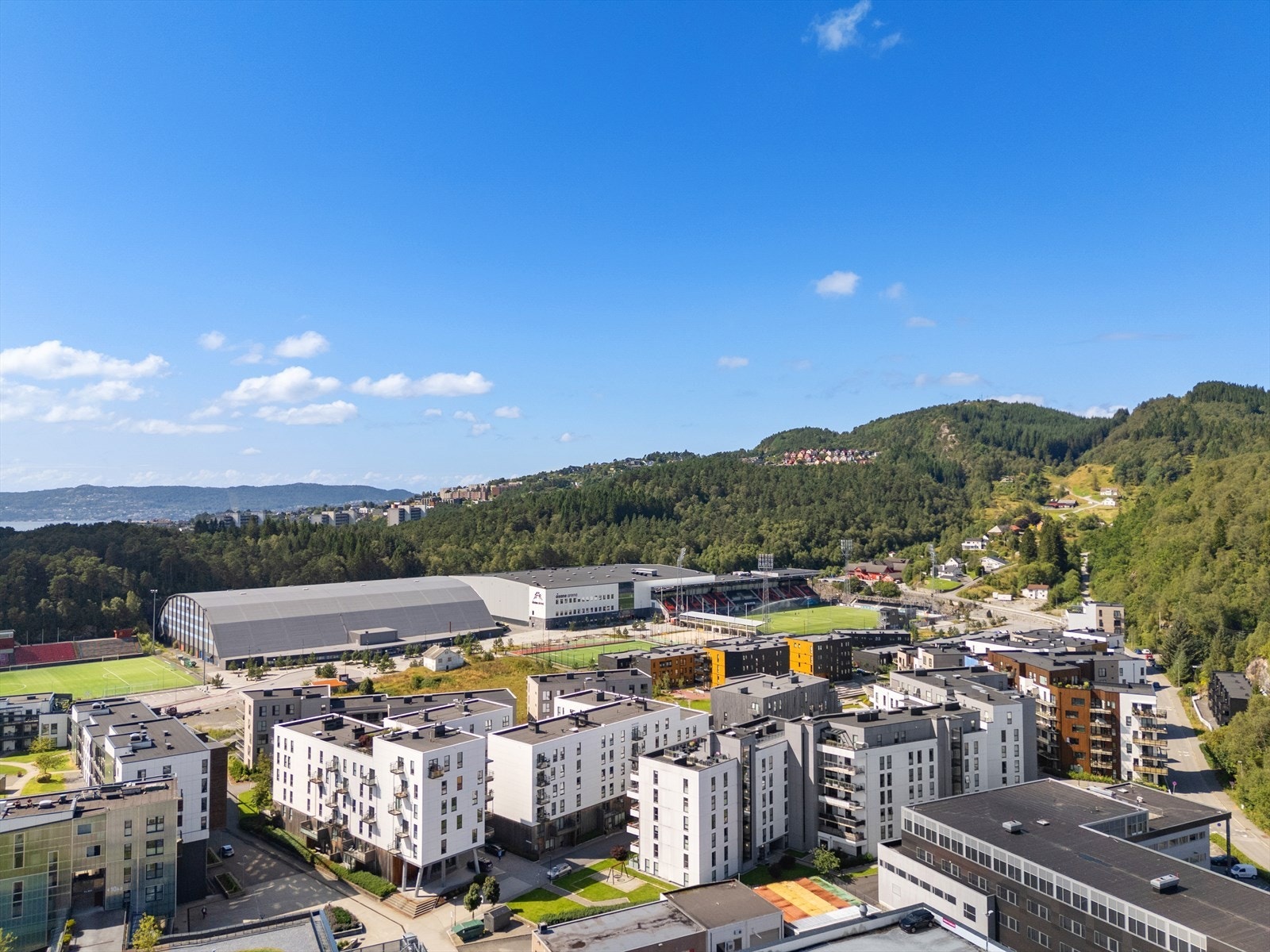 - Her bor man sentralt, men likevel tilbaketrukket i et veletablert boligfelt - Galleribilde