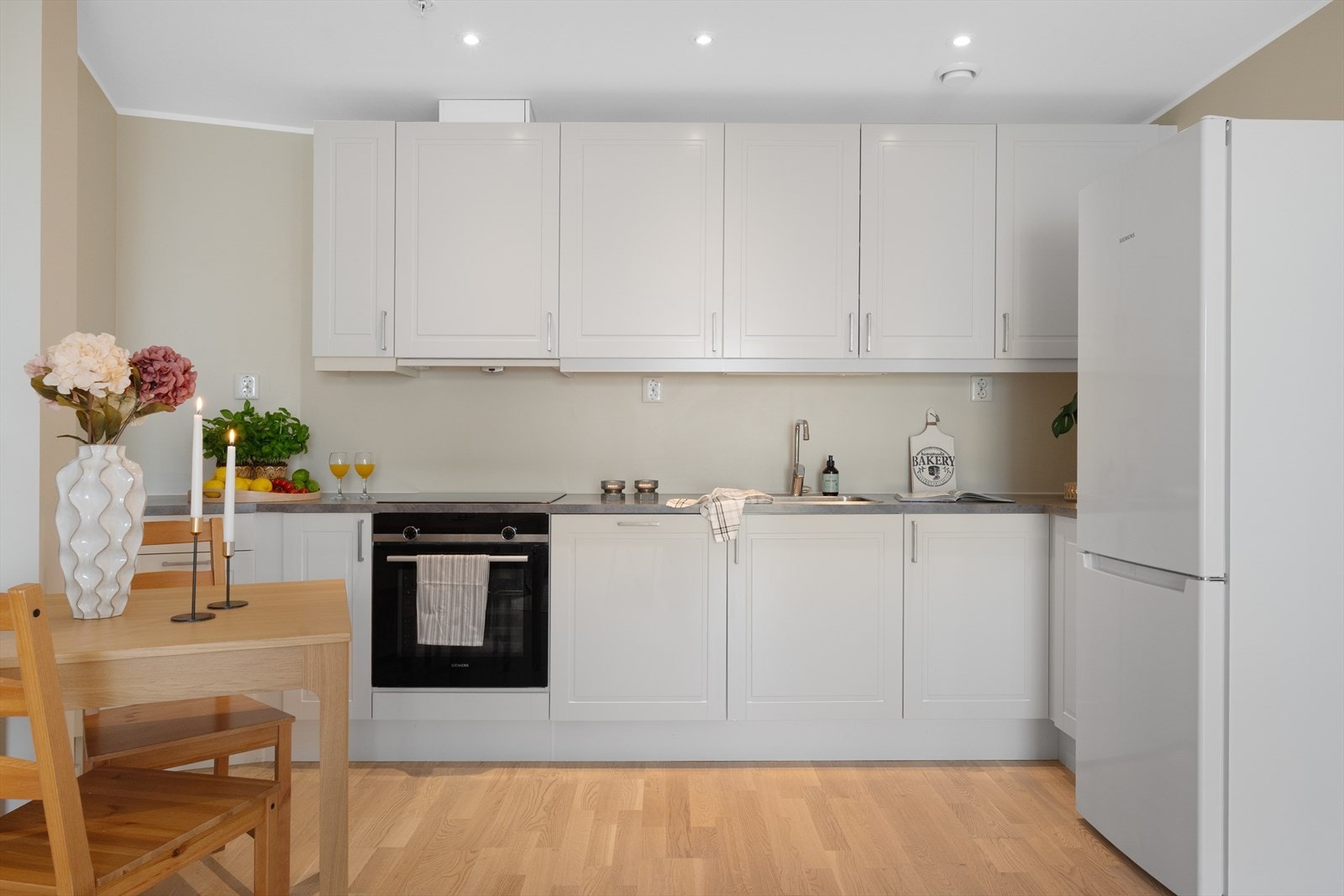 - Kjøkkenet har integrert stekeovn, platetopp, oppvaskmaskin og ventilator. Til glede for ny eier! - Galleribilde