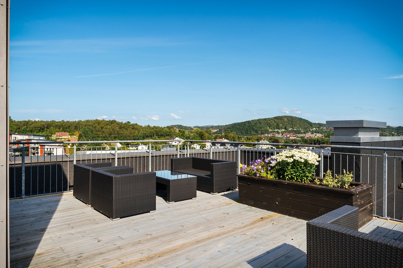 - Leiligheten ligger i et nyere bygg og man får dermed fordeler som lavere bokostnader og et energieffektivt bygg - Galleribilde