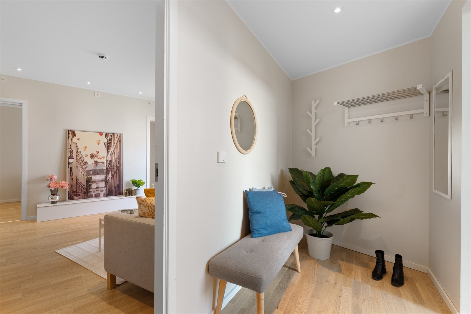 - Lys og flott entré med god plass til å henge fra seg jakker og sko - Galleribilde