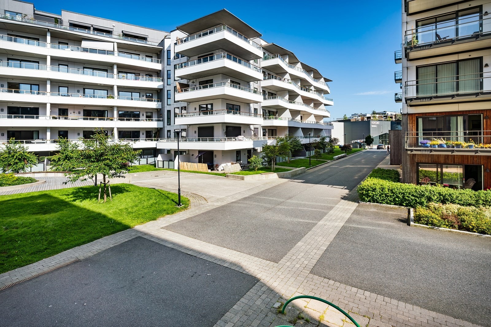 - Sameiet har fint opparbeidet fellesarealer og trygge, bilfrie veier. Til høyre ser man Horiston senter - Galleribilde