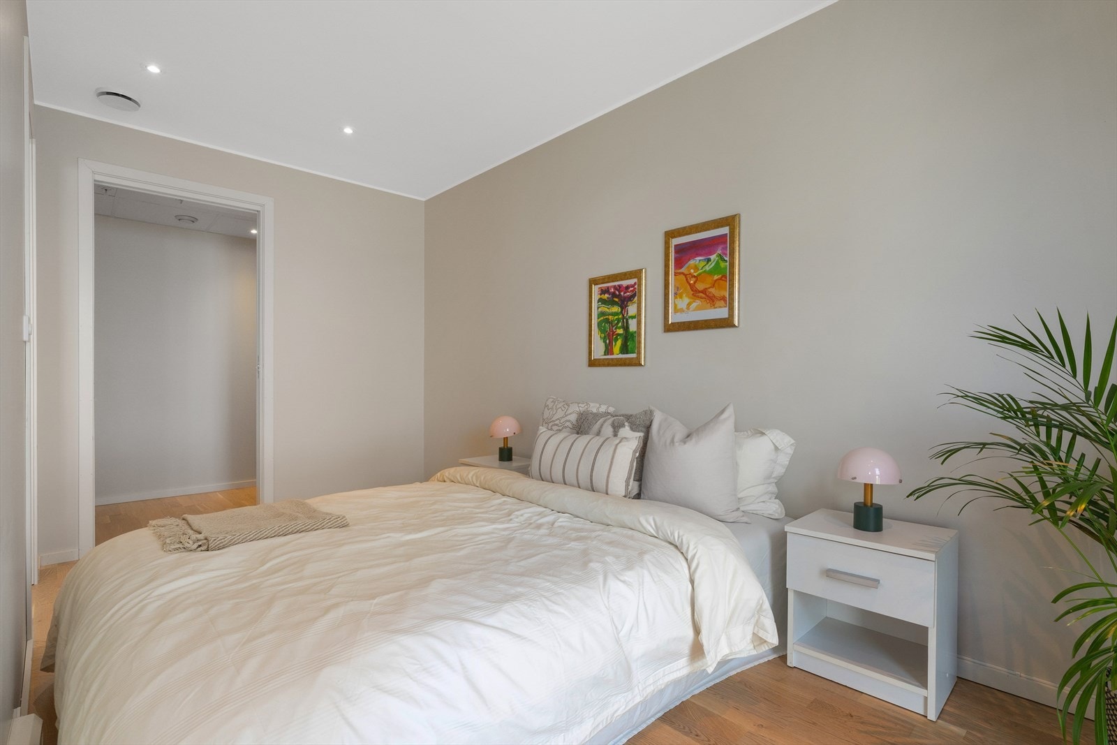 - Malt i en lys og moderne farge som gjør det lett å innrede - Galleribilde