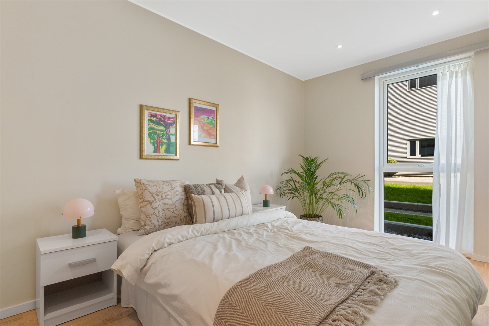 - Romslig soverom på 9,8 m² - Galleribilde