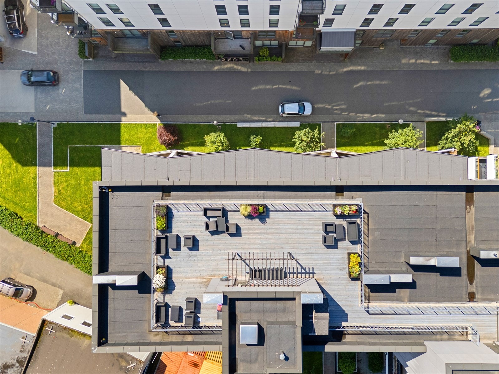 - Pent anlagte fellesområder med takterrasse og innbydende grøntområder - Galleribilde