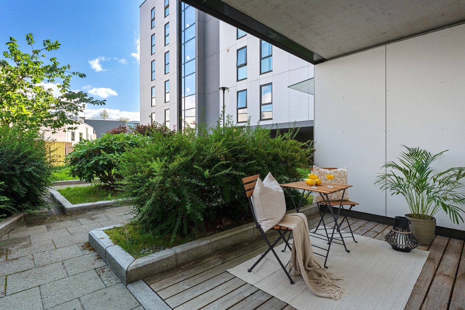 - En strøken hjørneleilighet med privat inngang, garasjeplass og uteplass - Galleribilde