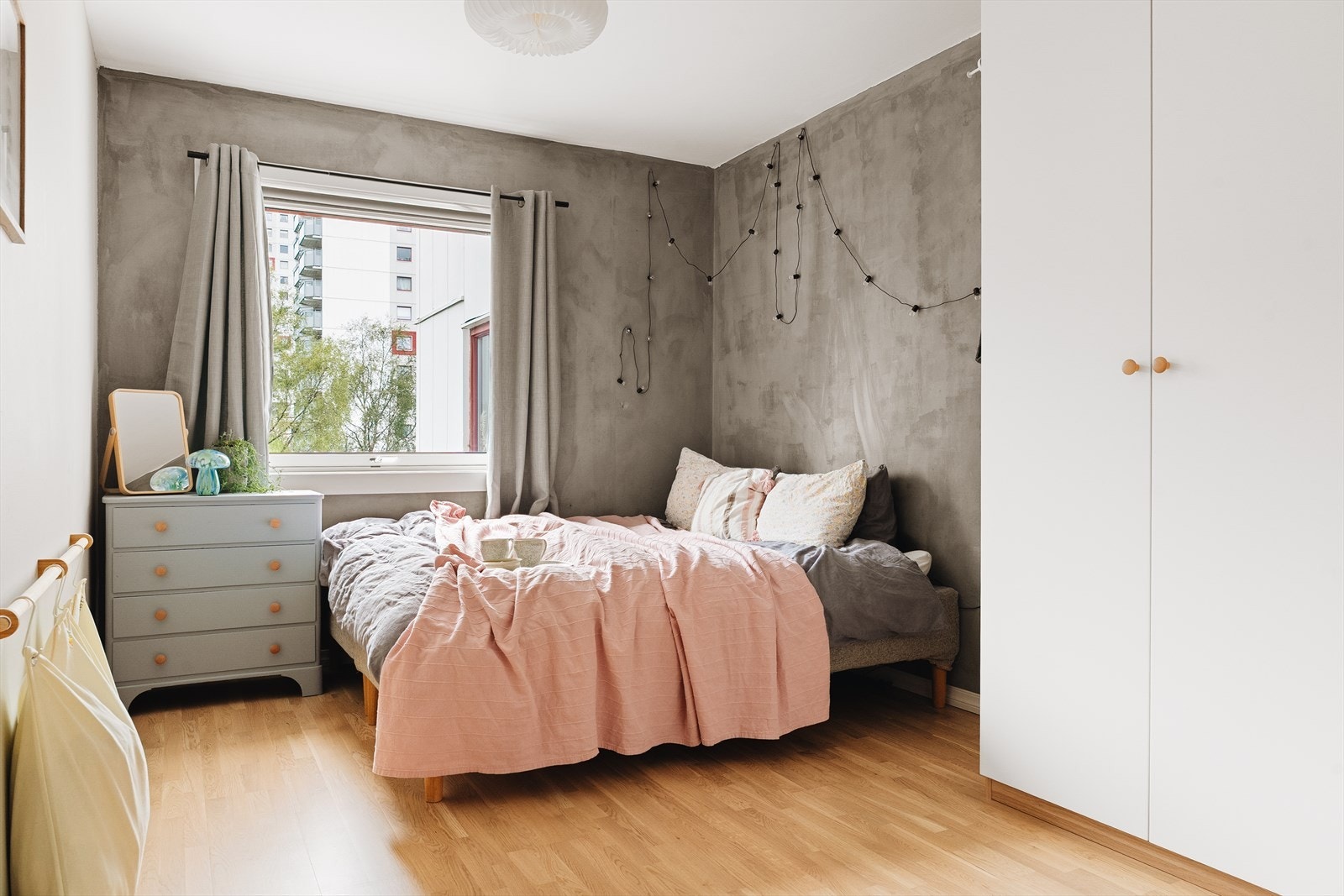 Leilighetens hovedsoverom måler 12,5 kvadratmeter. Galleribilde