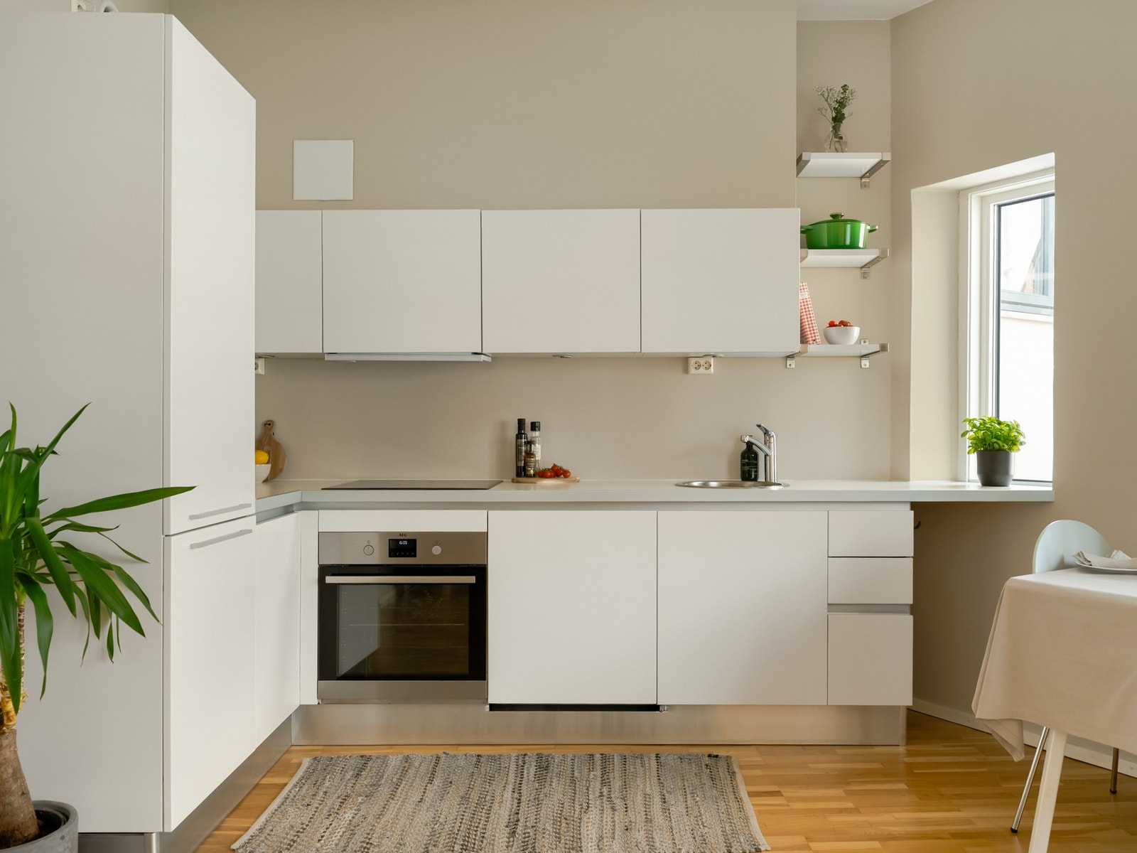 Kjøkkenet er innholdsrikt med gode oppbevaringsmuligheter i både skuffer og skap. Galleribilde