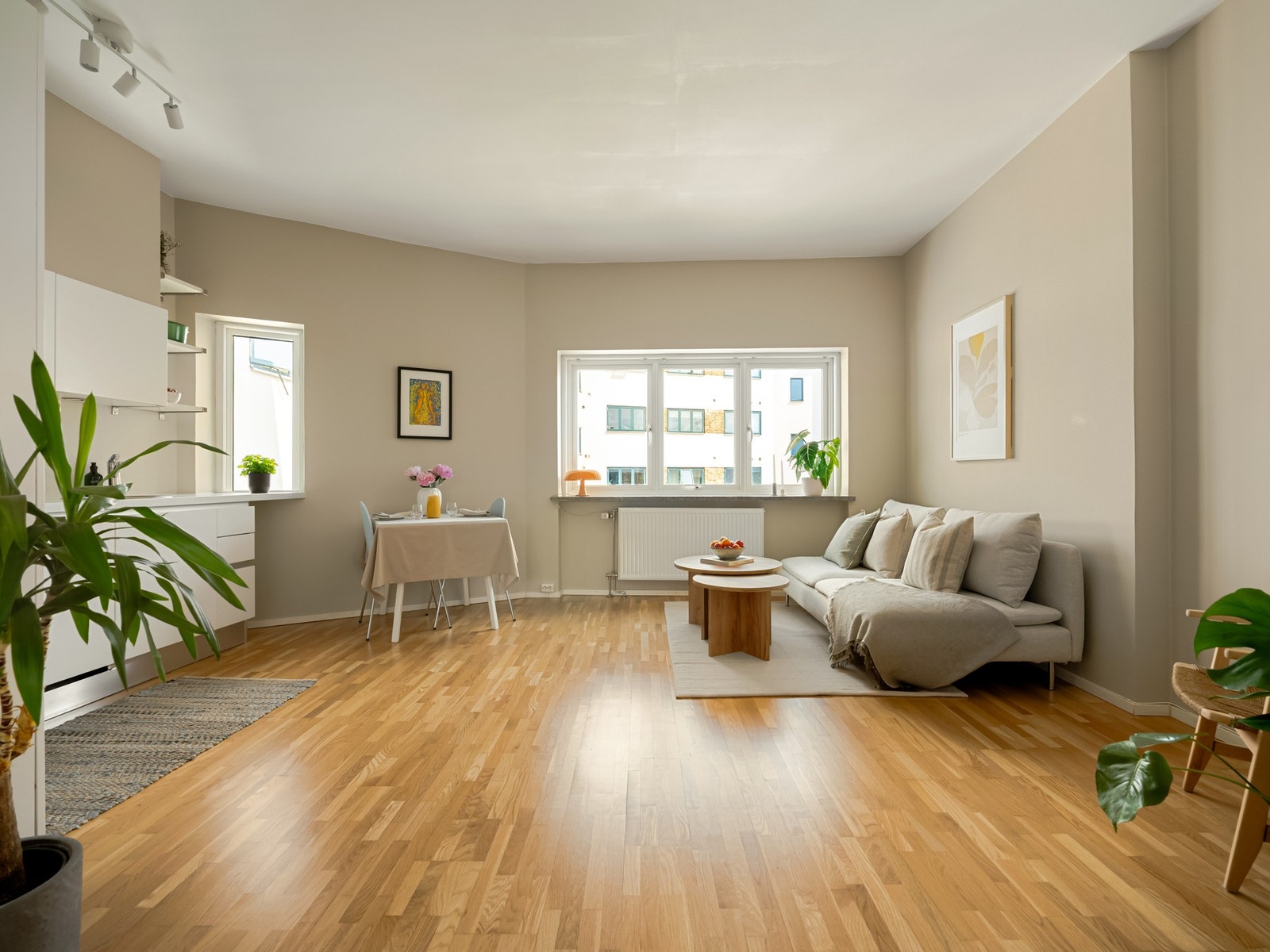 Dette er en lys og innbydende 2-roms leilighet med en attraktiv beliggenhet i grønne omgivelser på Torshov. Galleribilde