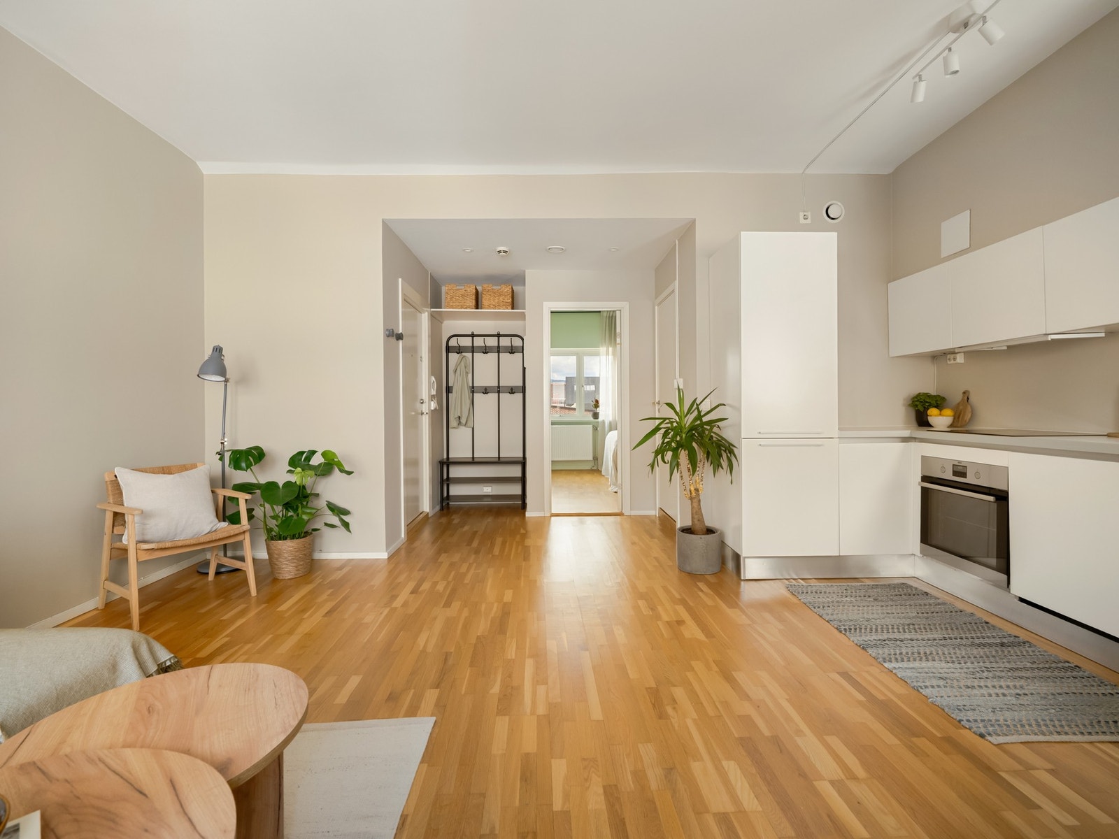 Legg merke til ventilen i taket i gangen og på veggen ved kjøkkenet: Leiligheten er nemlig tilkoplet felles, balansert ventilasjonsanlegg som gir et godt inneklima. Galleribilde